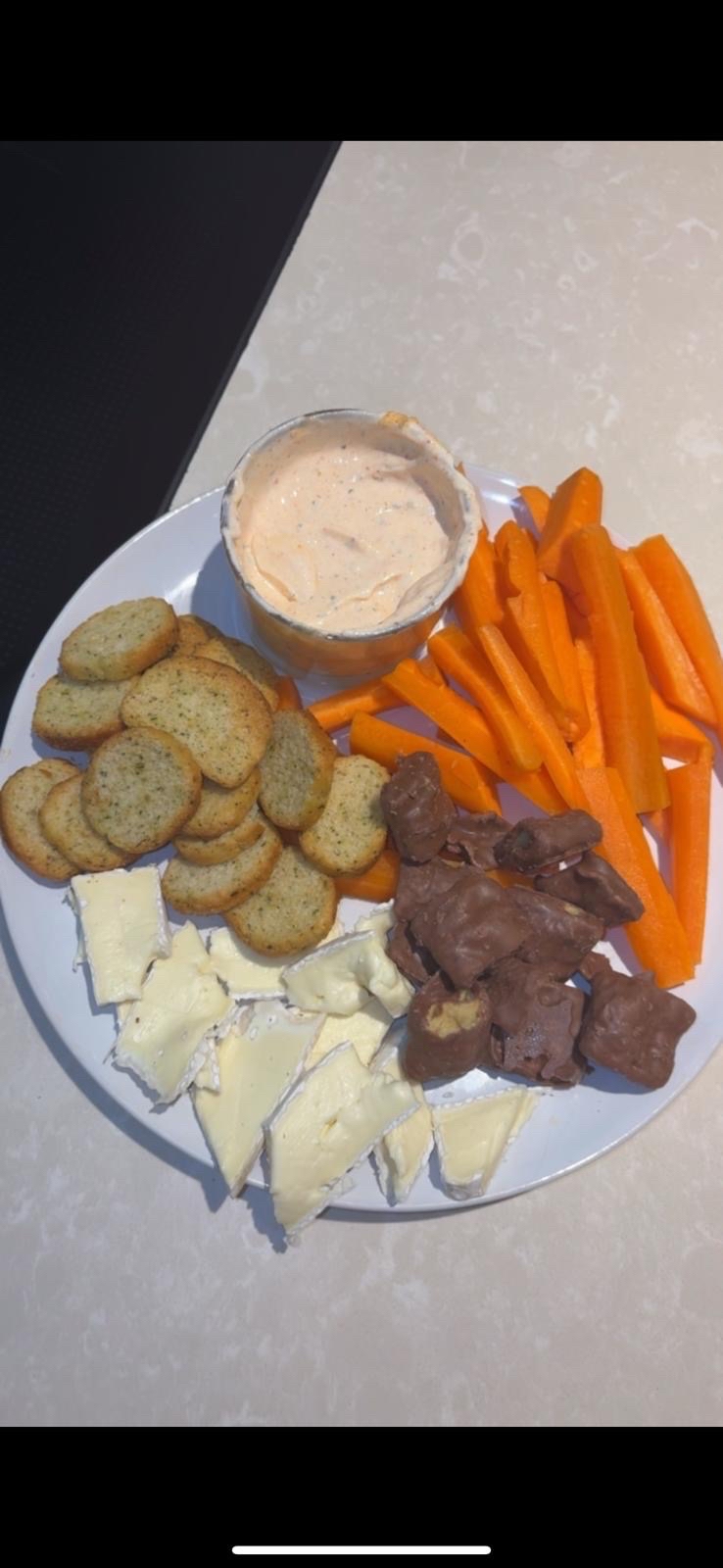 Ostbricka med snacks