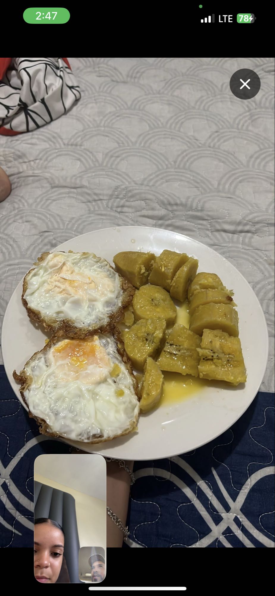 huevos fritos y plátano