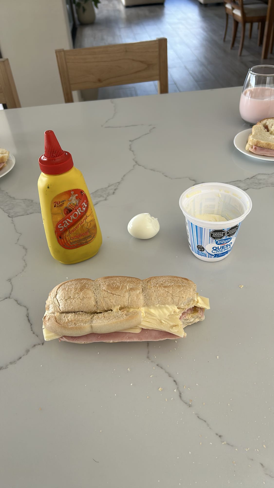 Sándwich con huevo y yogur