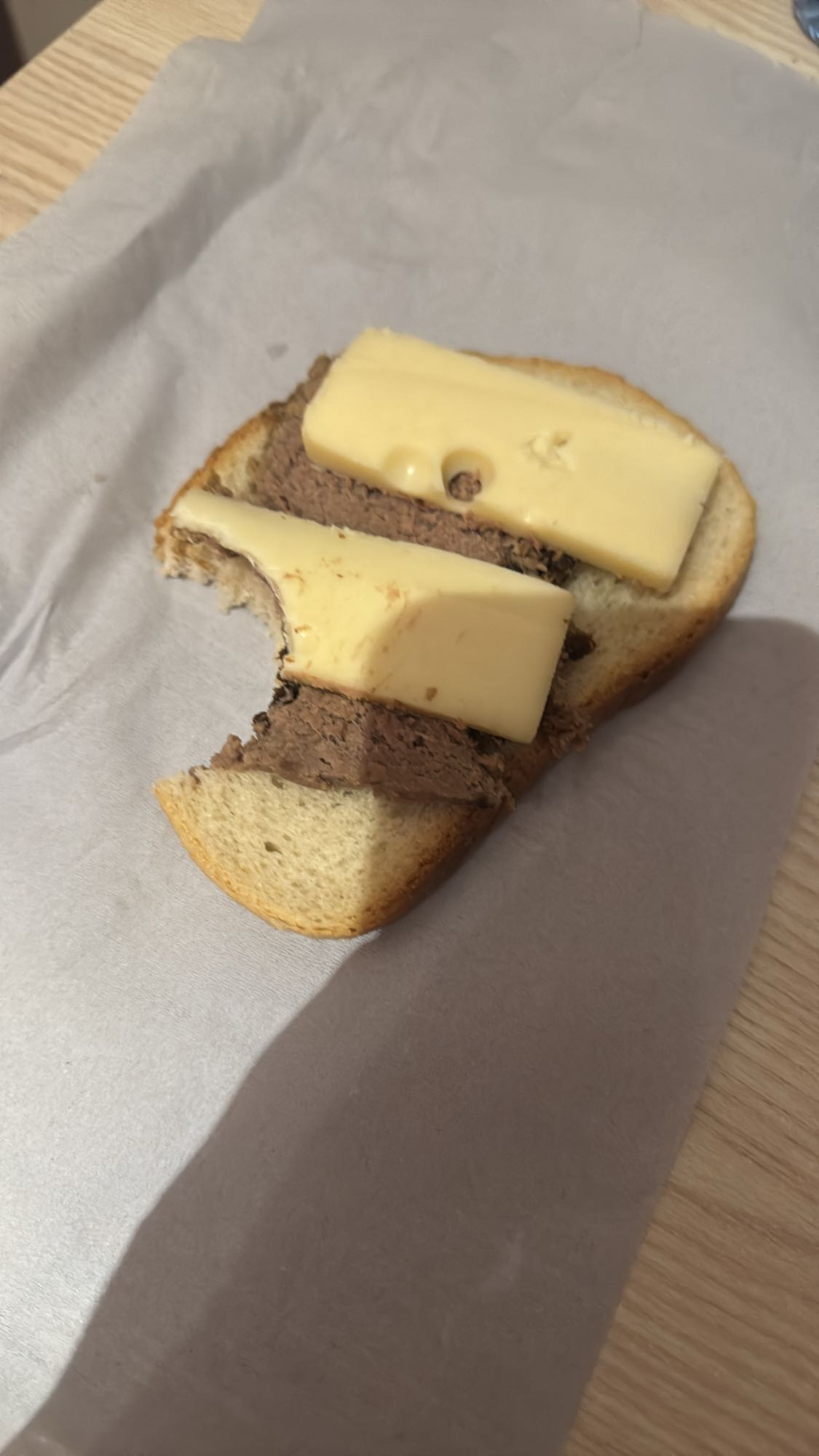 бутерброд с паштетом и сыром