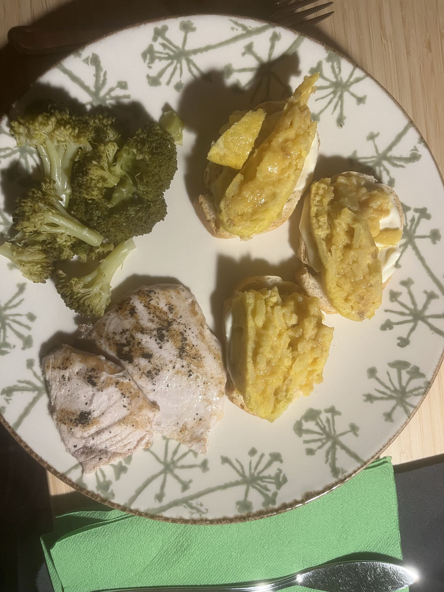 Pechuga con brócoli y tapas