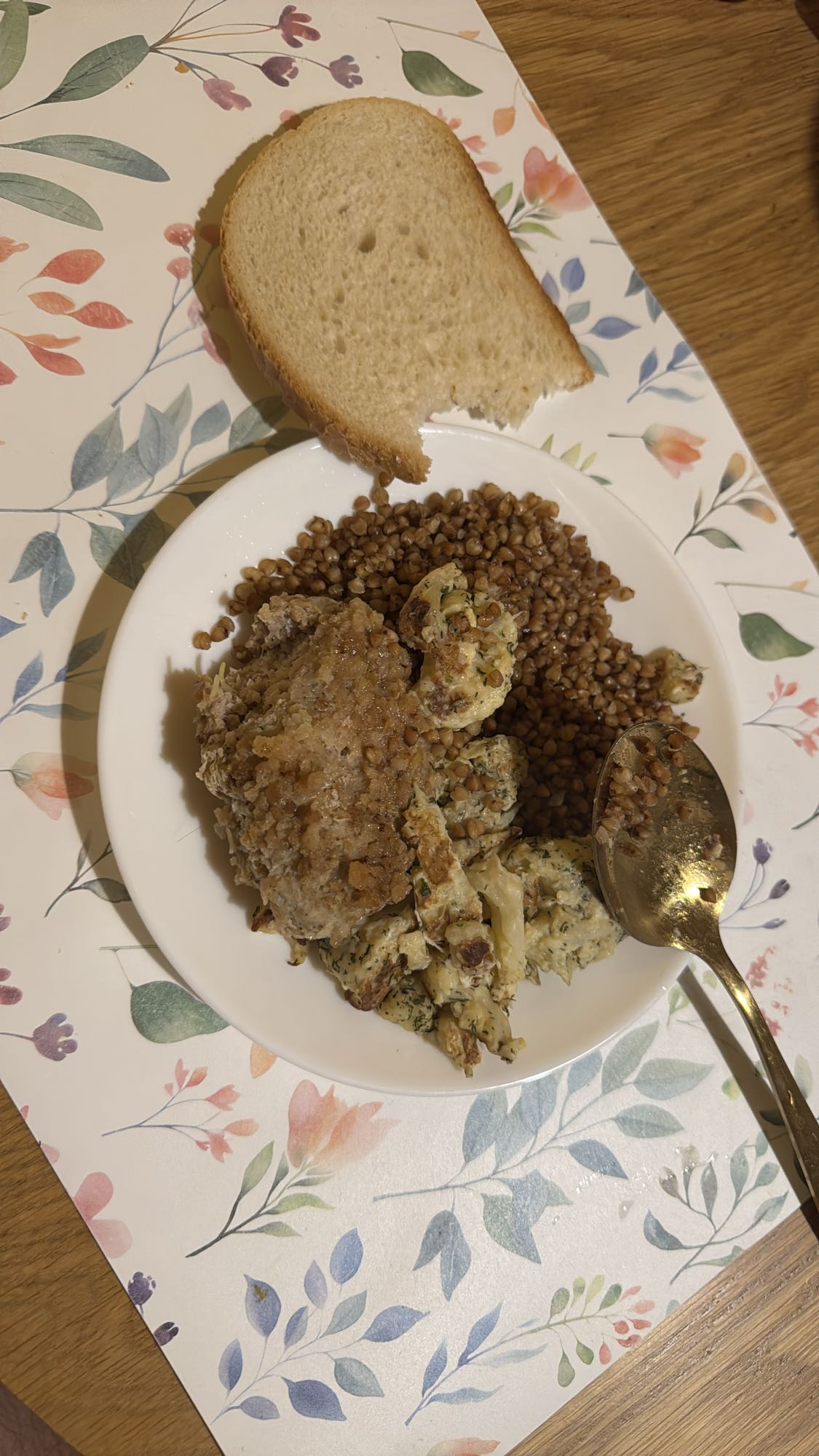 гречка с котлетой и хлебом