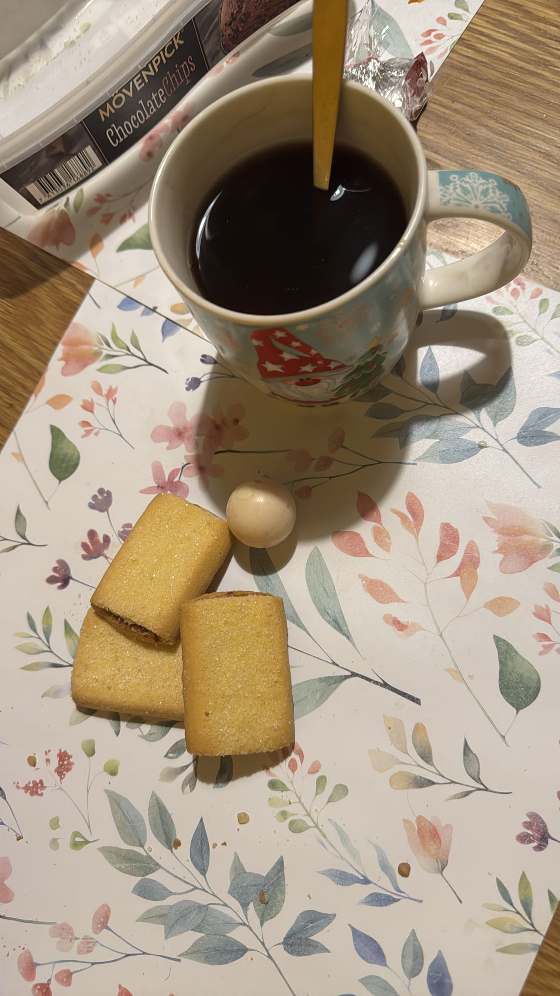 Чай с печеньем и драже