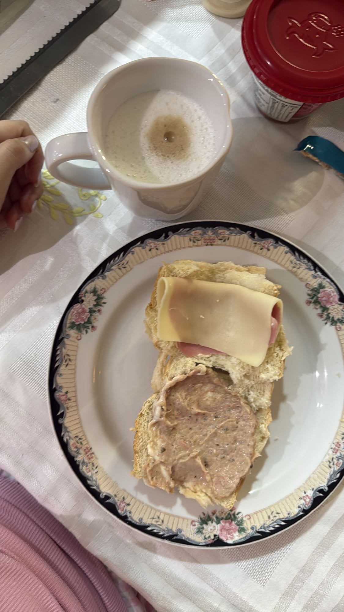 Pão com frios e café