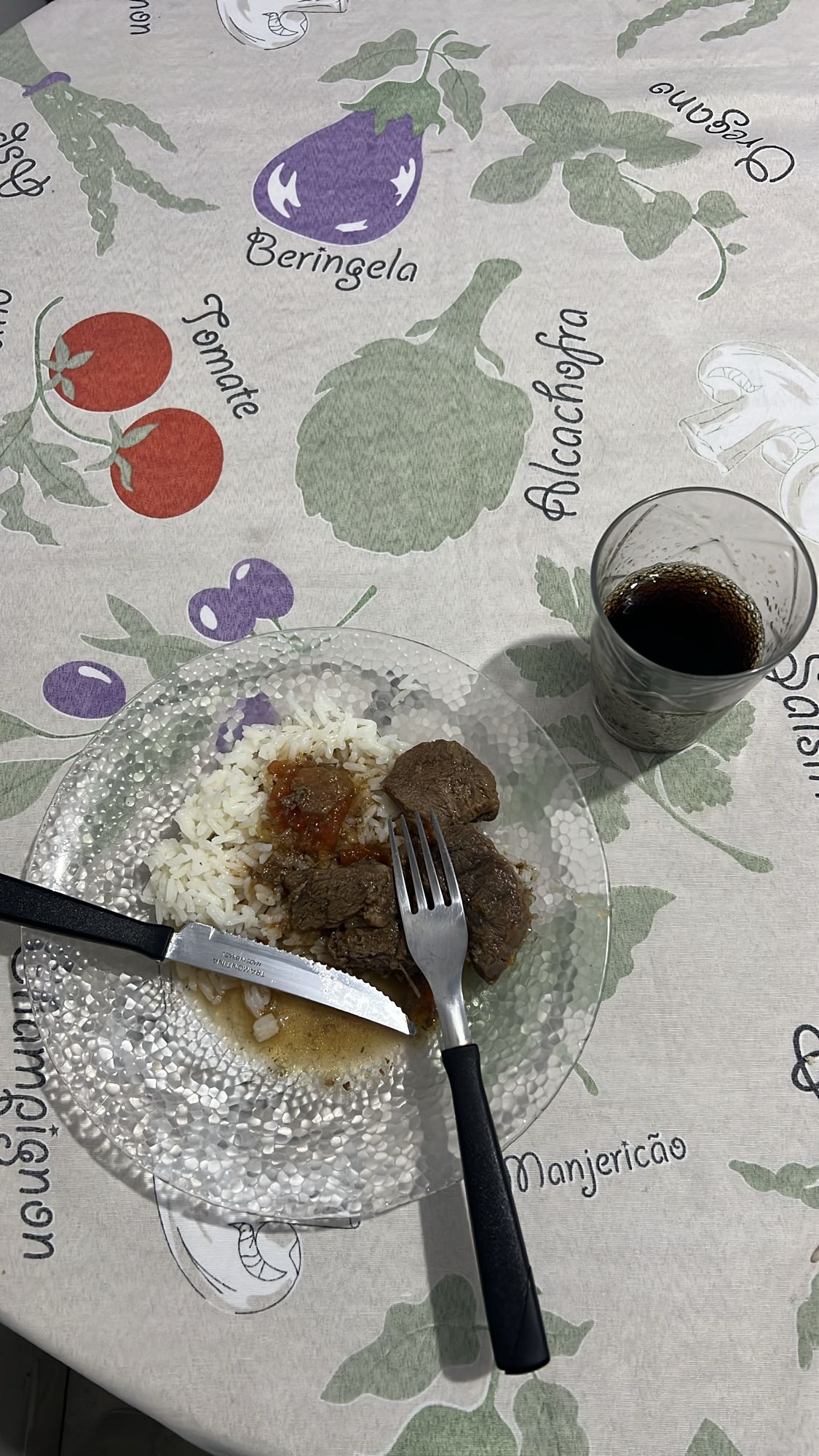 Arroz, carne e refrigerante