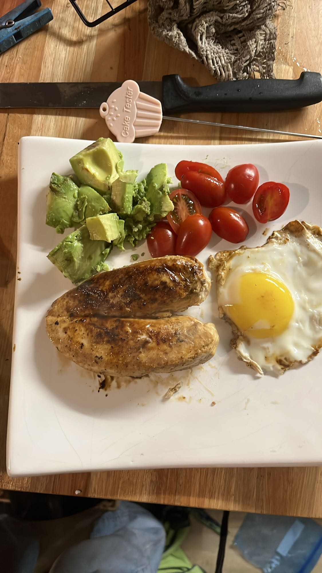 Pollo con aguacate y huevo