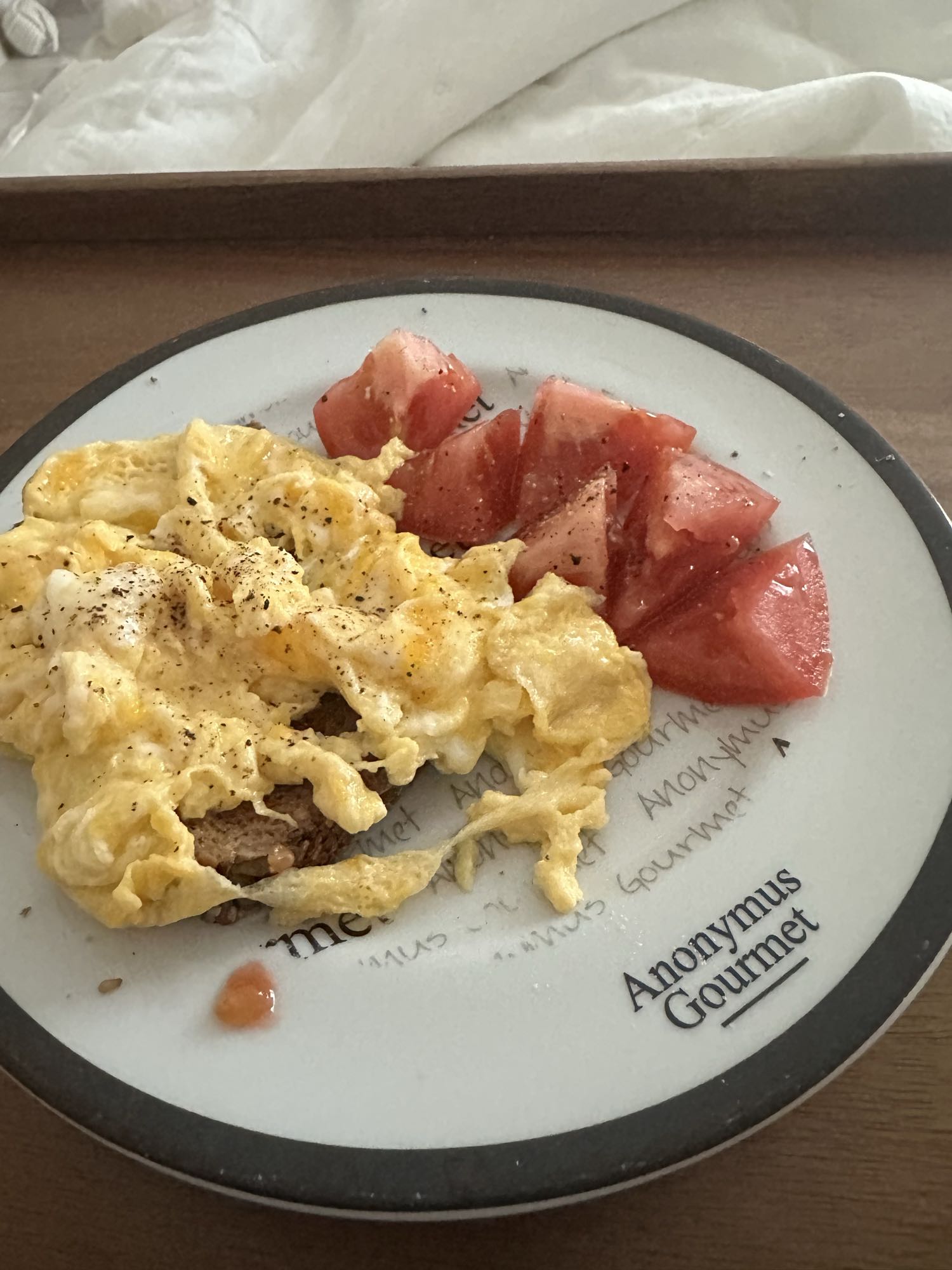 Huevos con pan y tomate