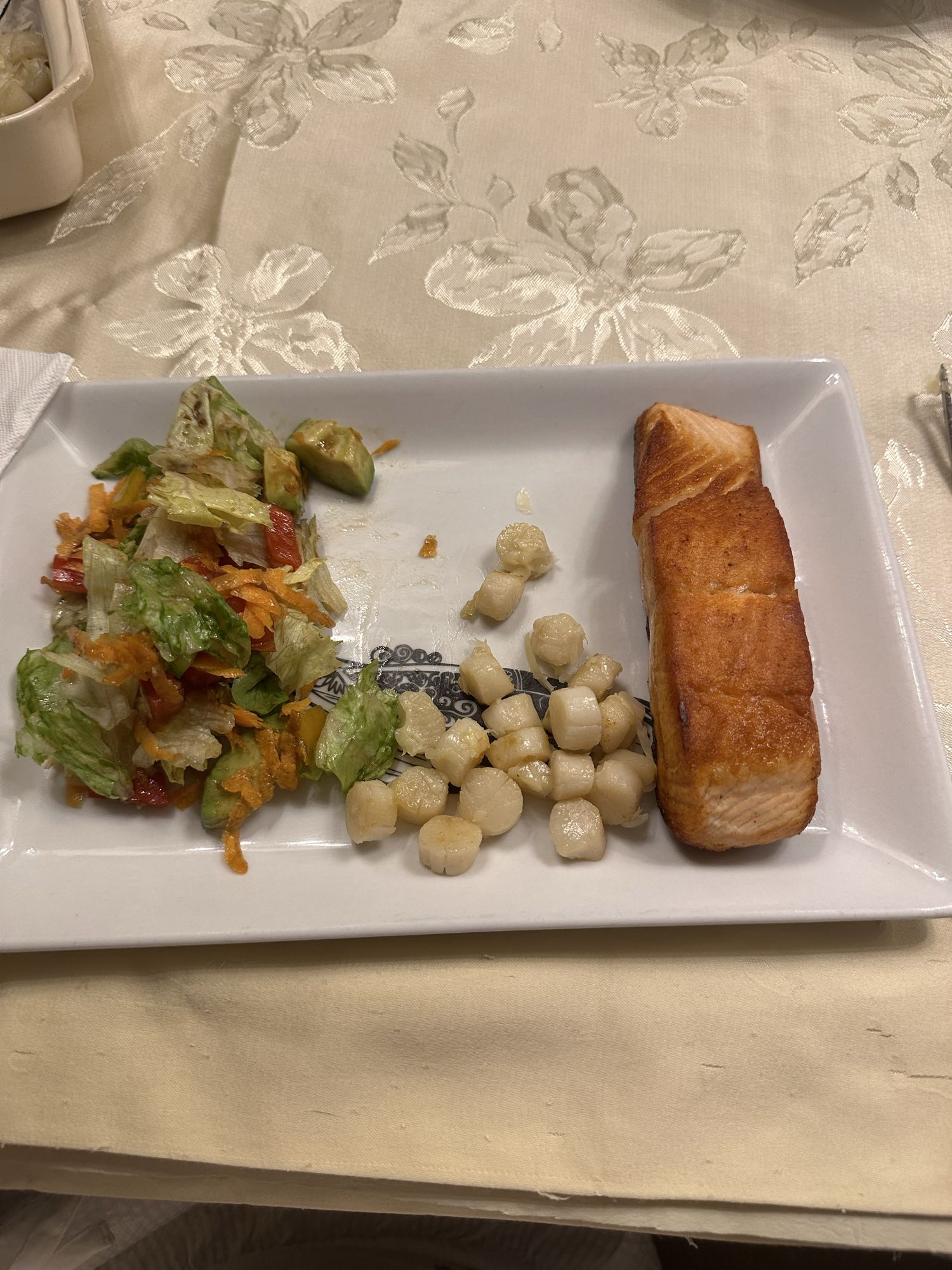 Salmón con ensalada