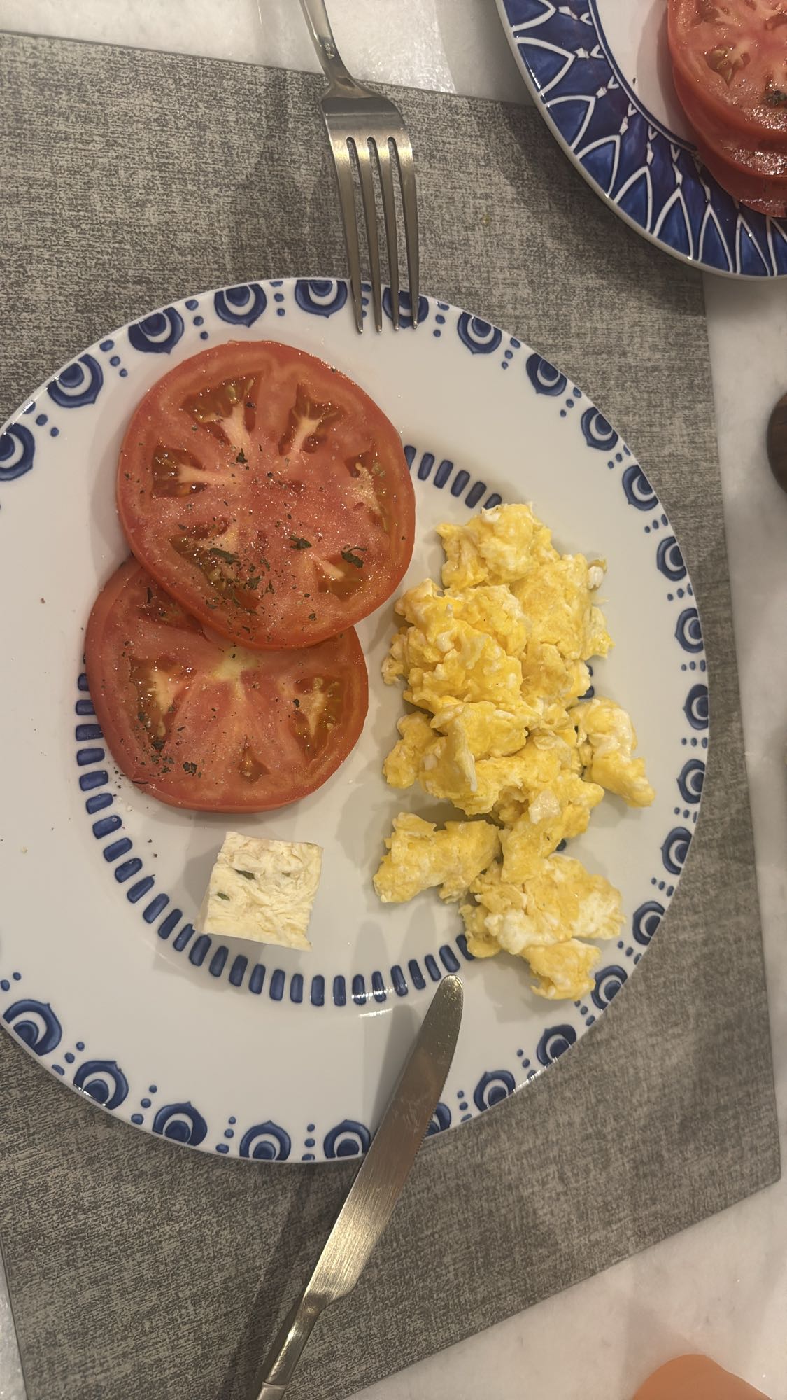 Desayuno con huevo y tomate