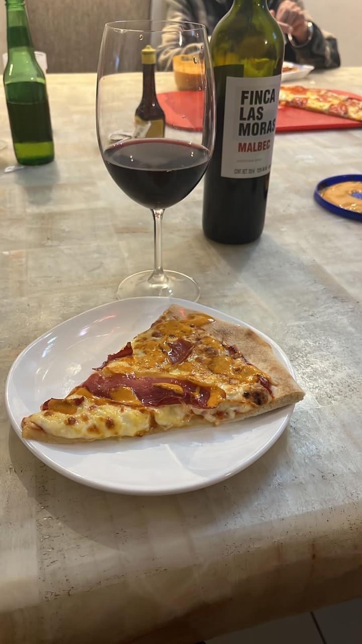 Pizza con vino tinto
