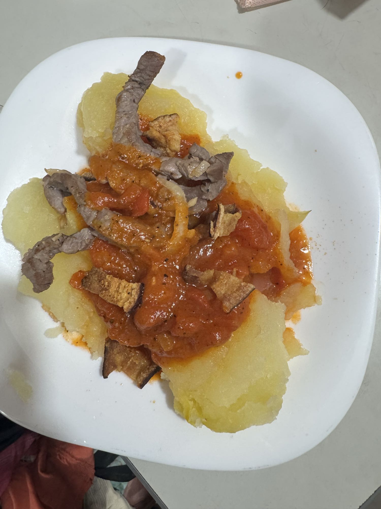 Carne com mandioca e molho