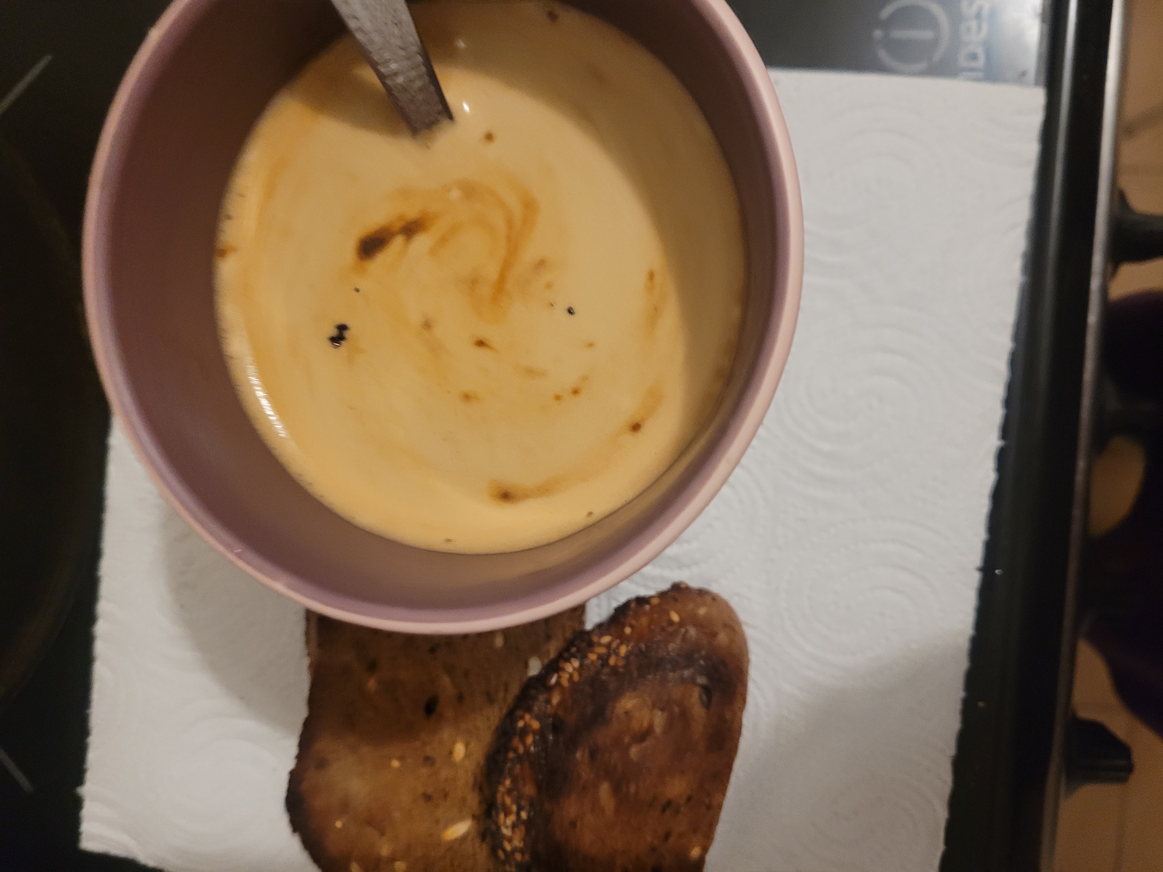 Soupe crémeuse et pain grillé