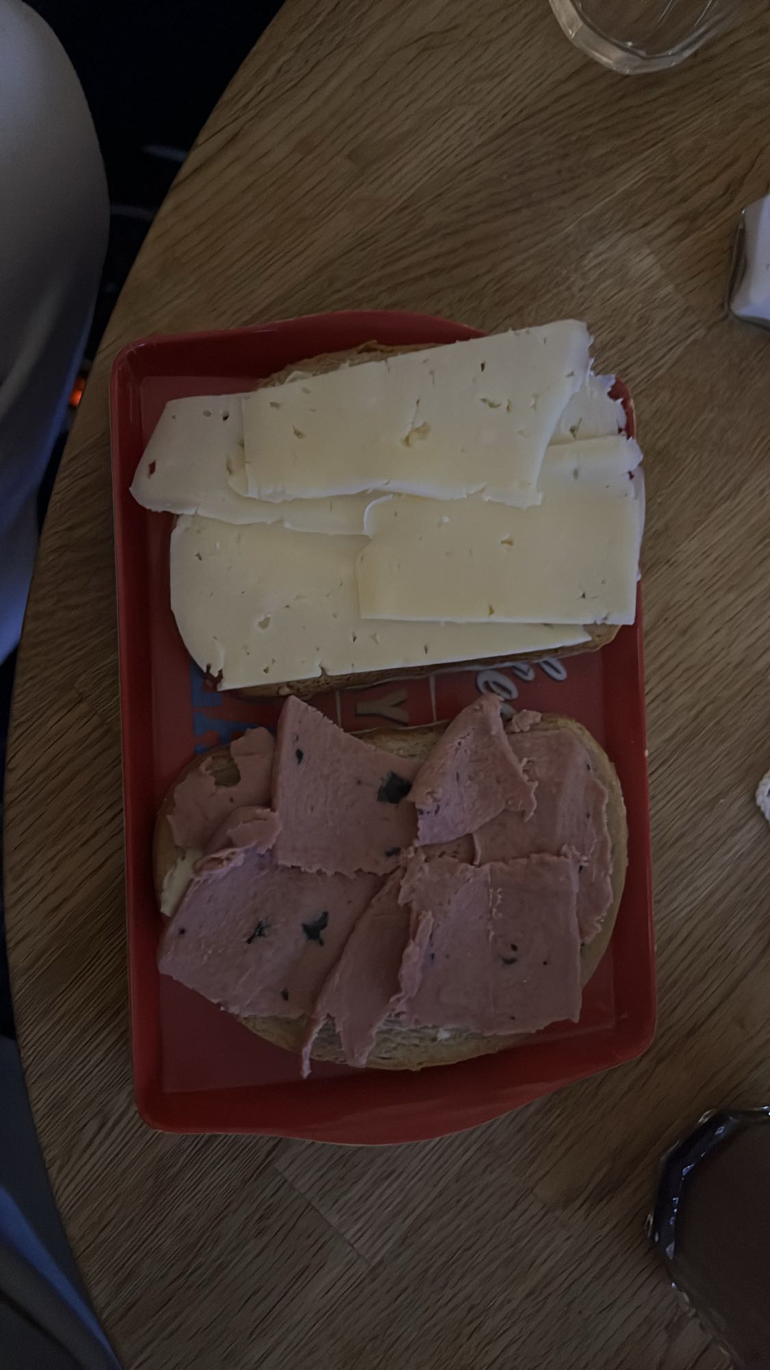 Smörgås med ost och leverpastej