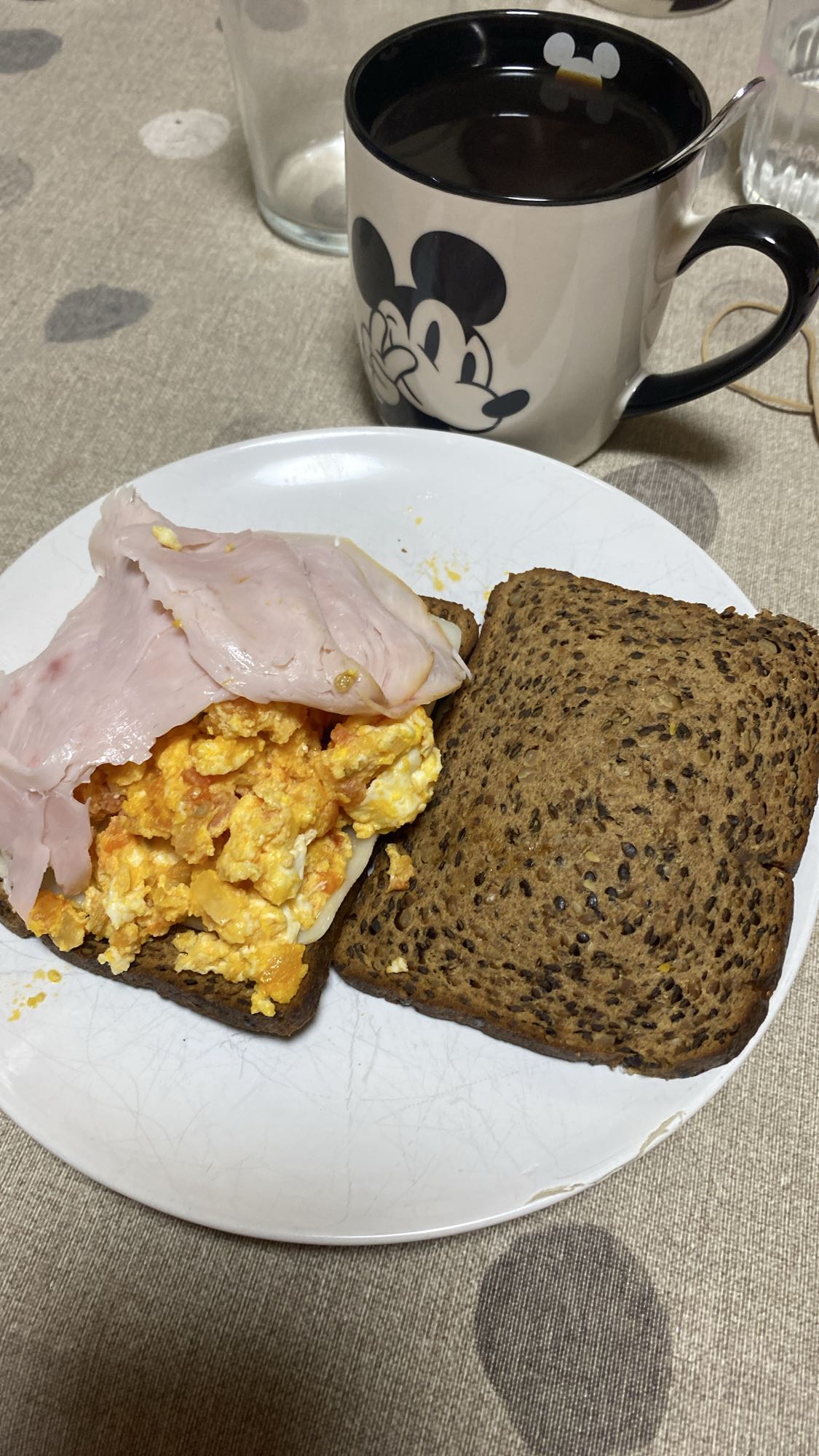 Sándwich de huevo y jamón