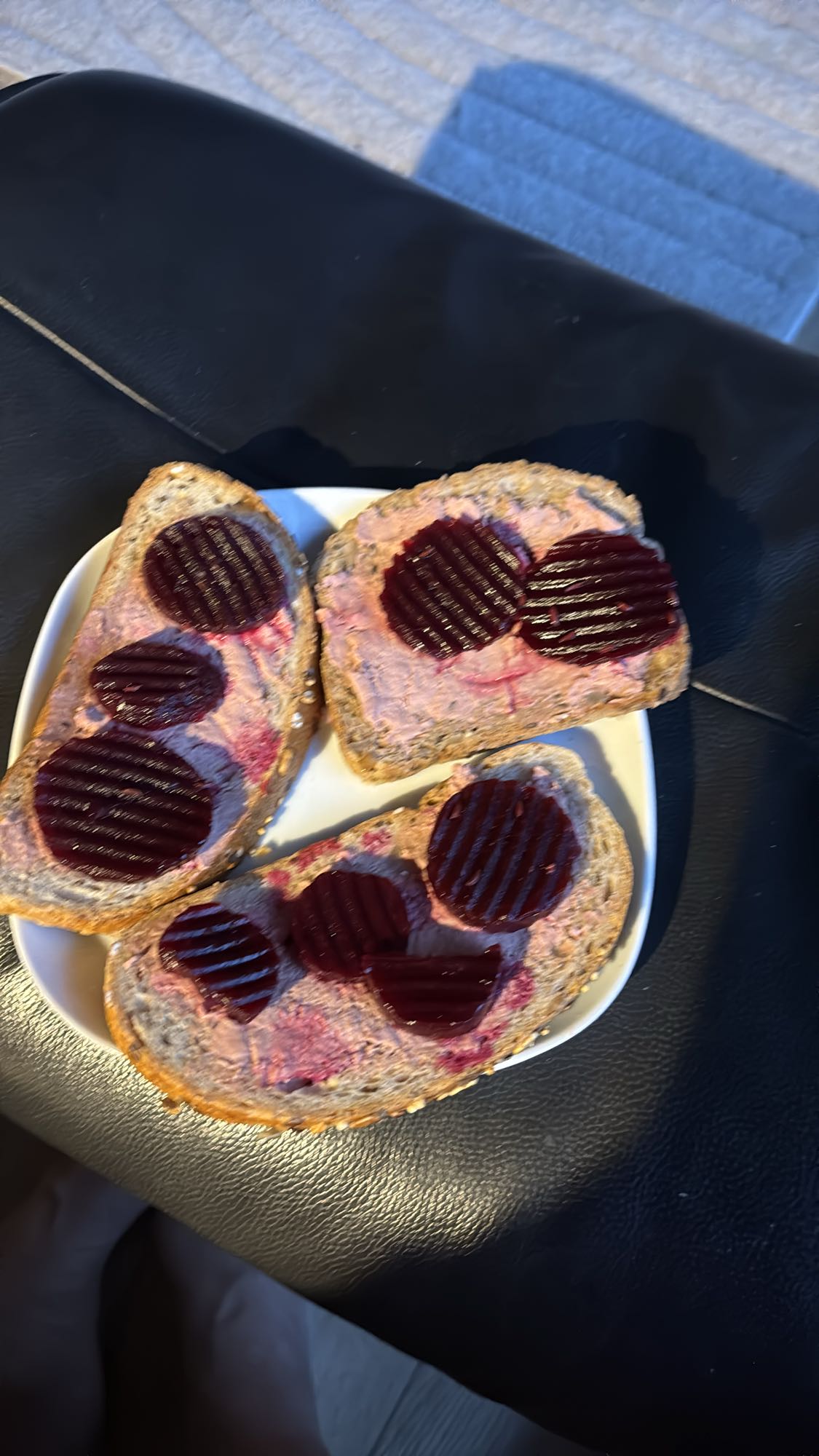 Brød med leverpostei og rødbeter