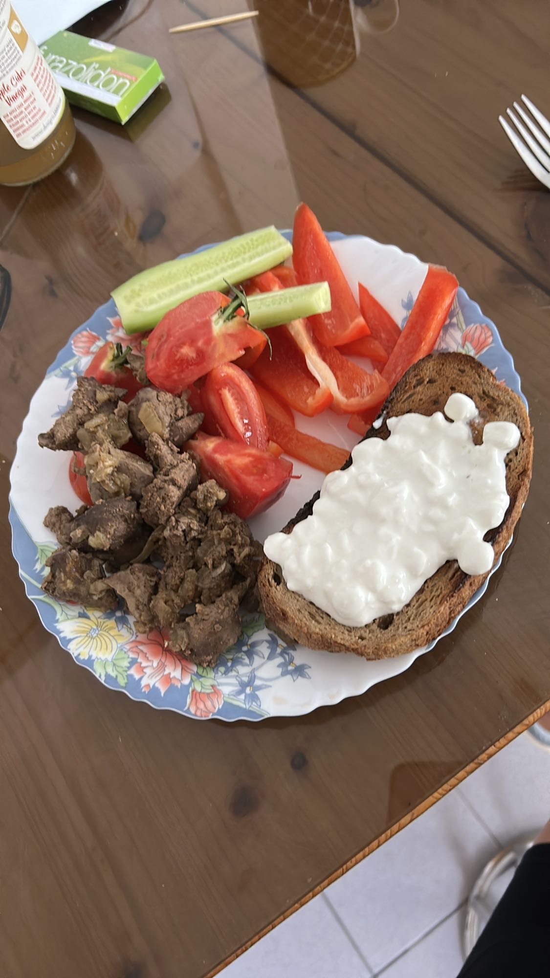 Ficăței la tigaie cu legume și brânză cottage light