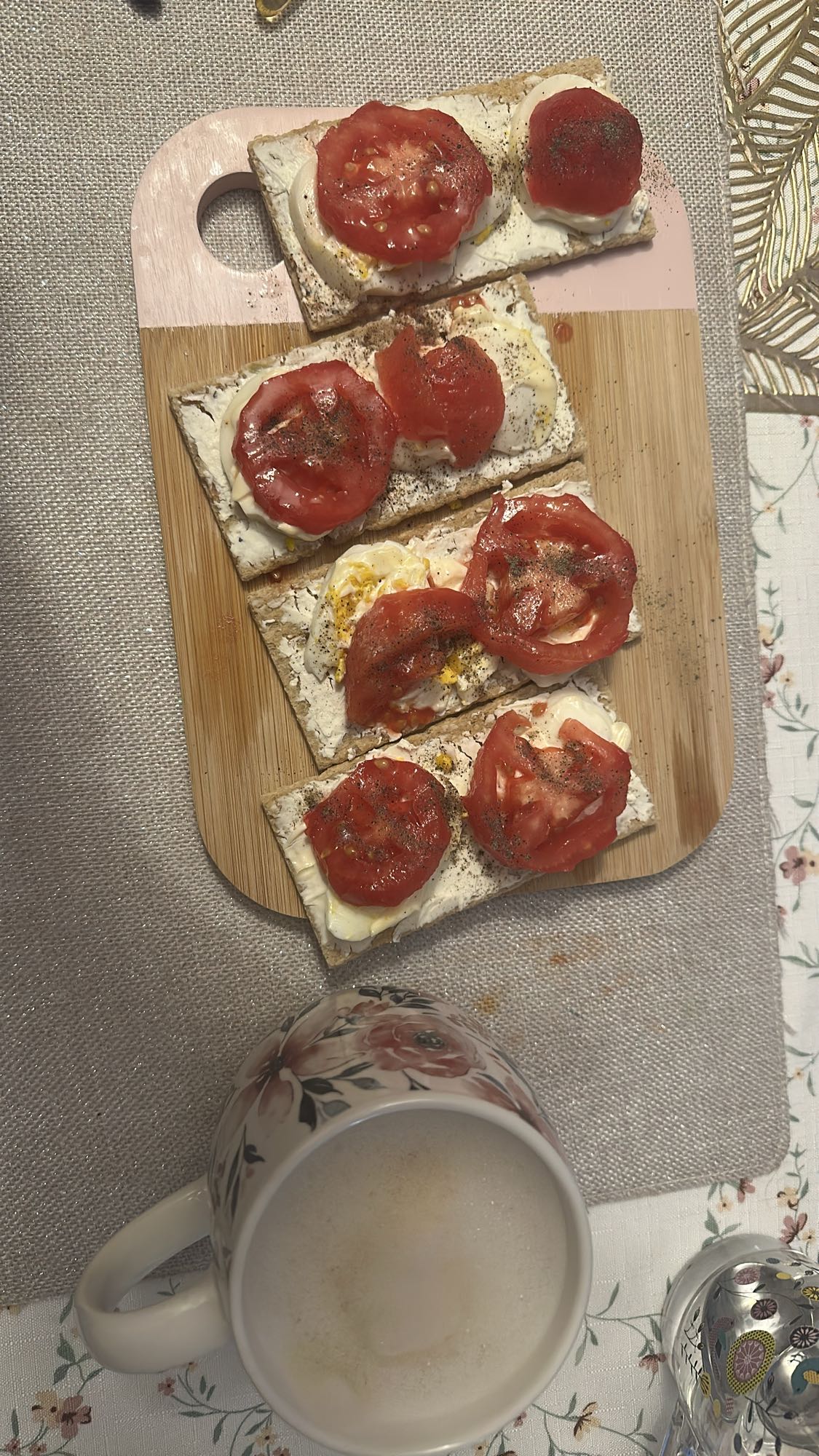 Kanapki z jajkiem i pomidorem