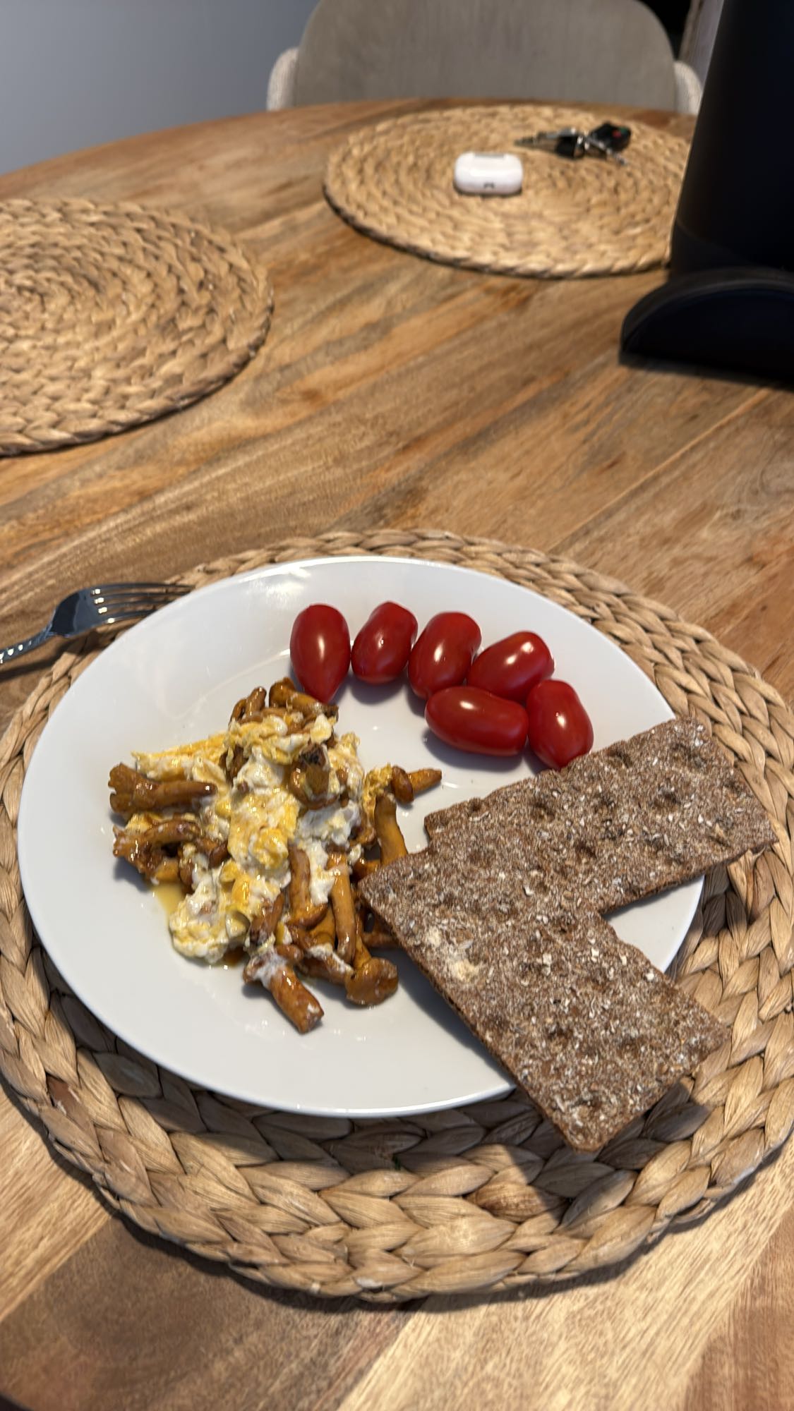 Jajecznica z grzybami i warzywami