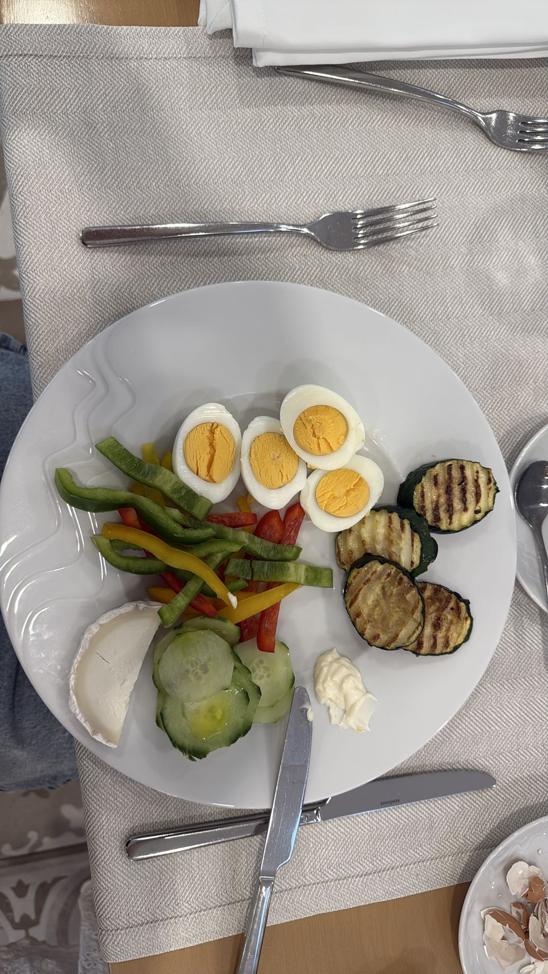 Jajka z warzywami i serem