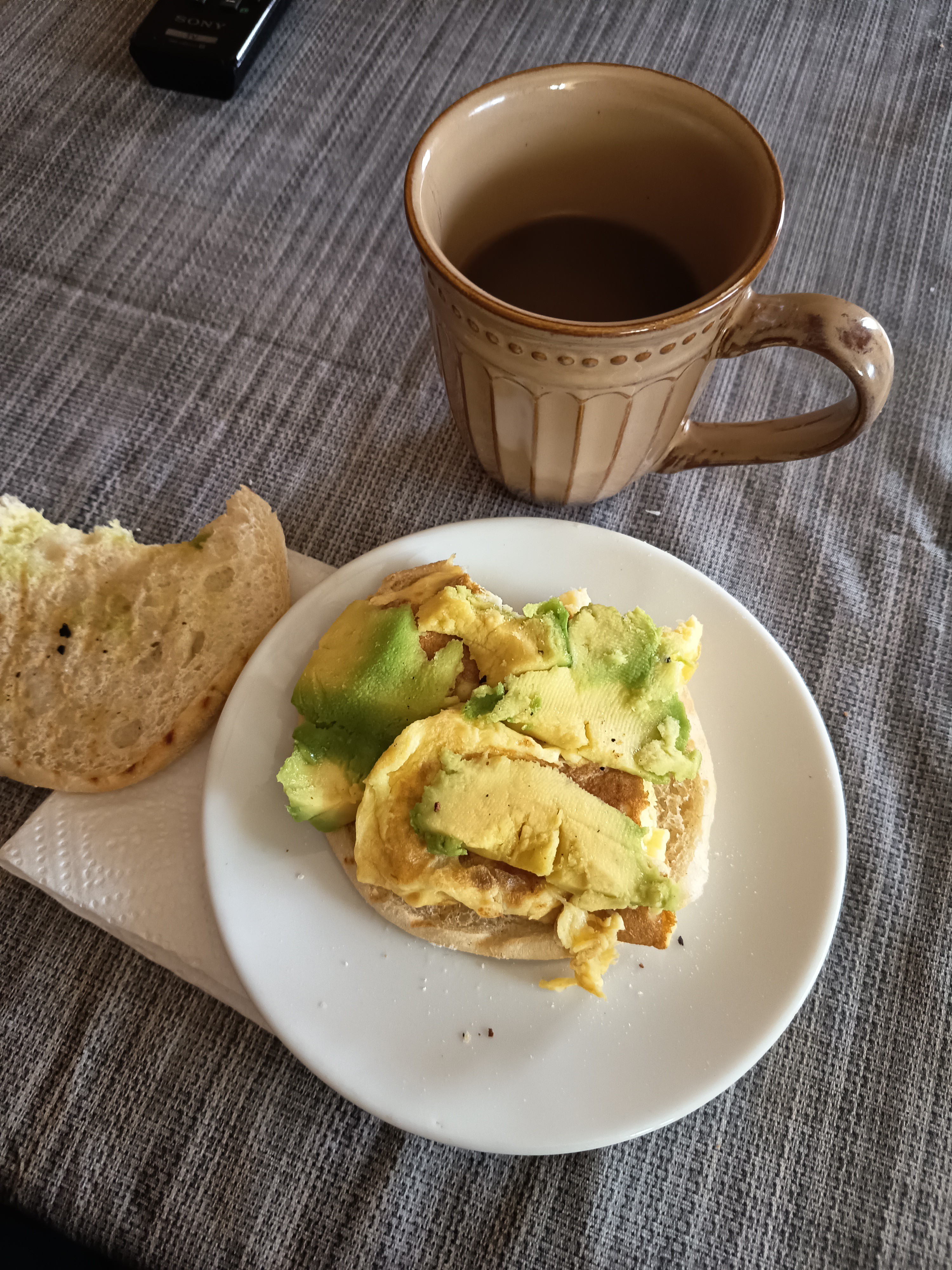 Pan con huevo y aguacate