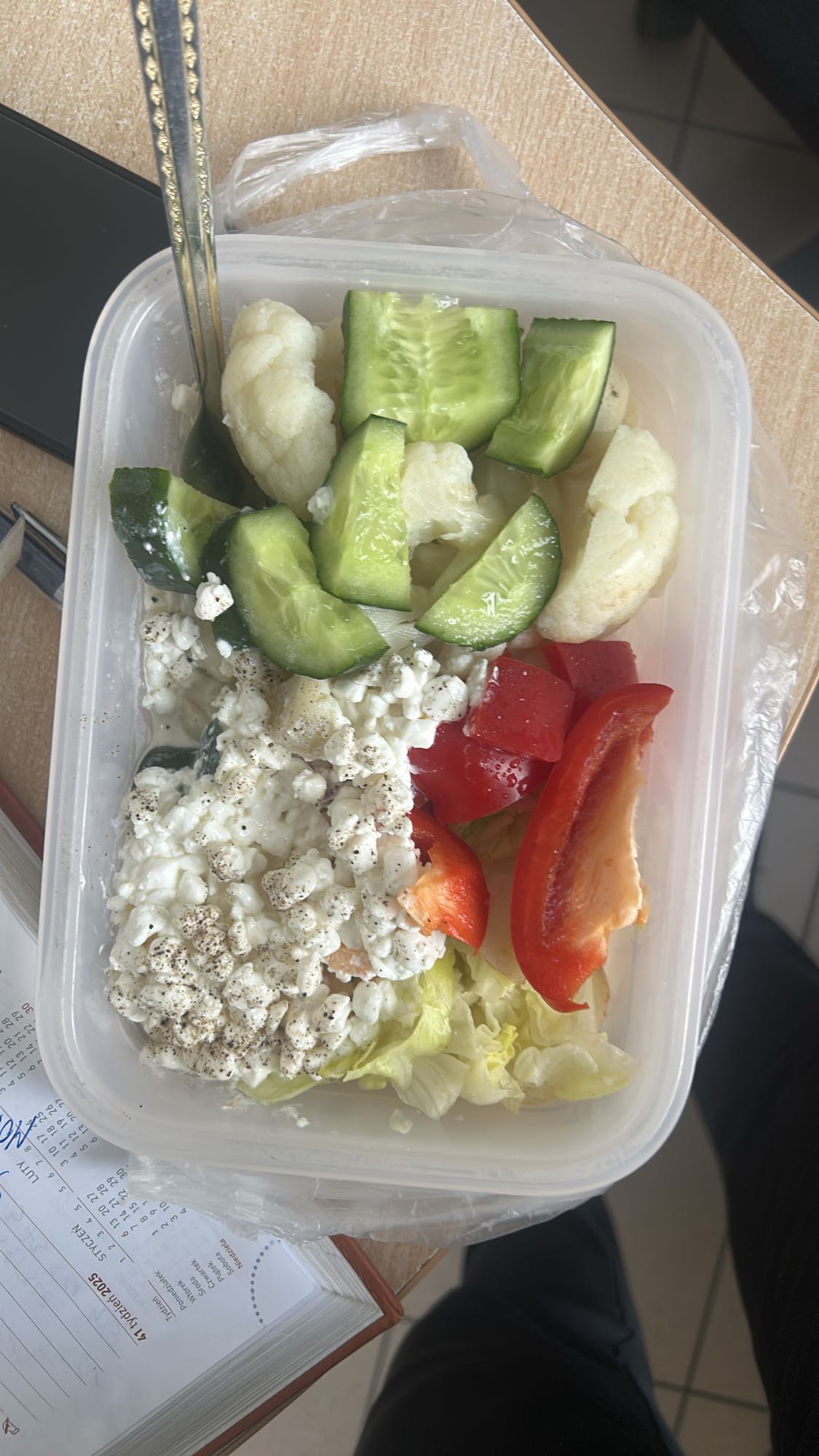 Sałatka z twarogiem i warzywami