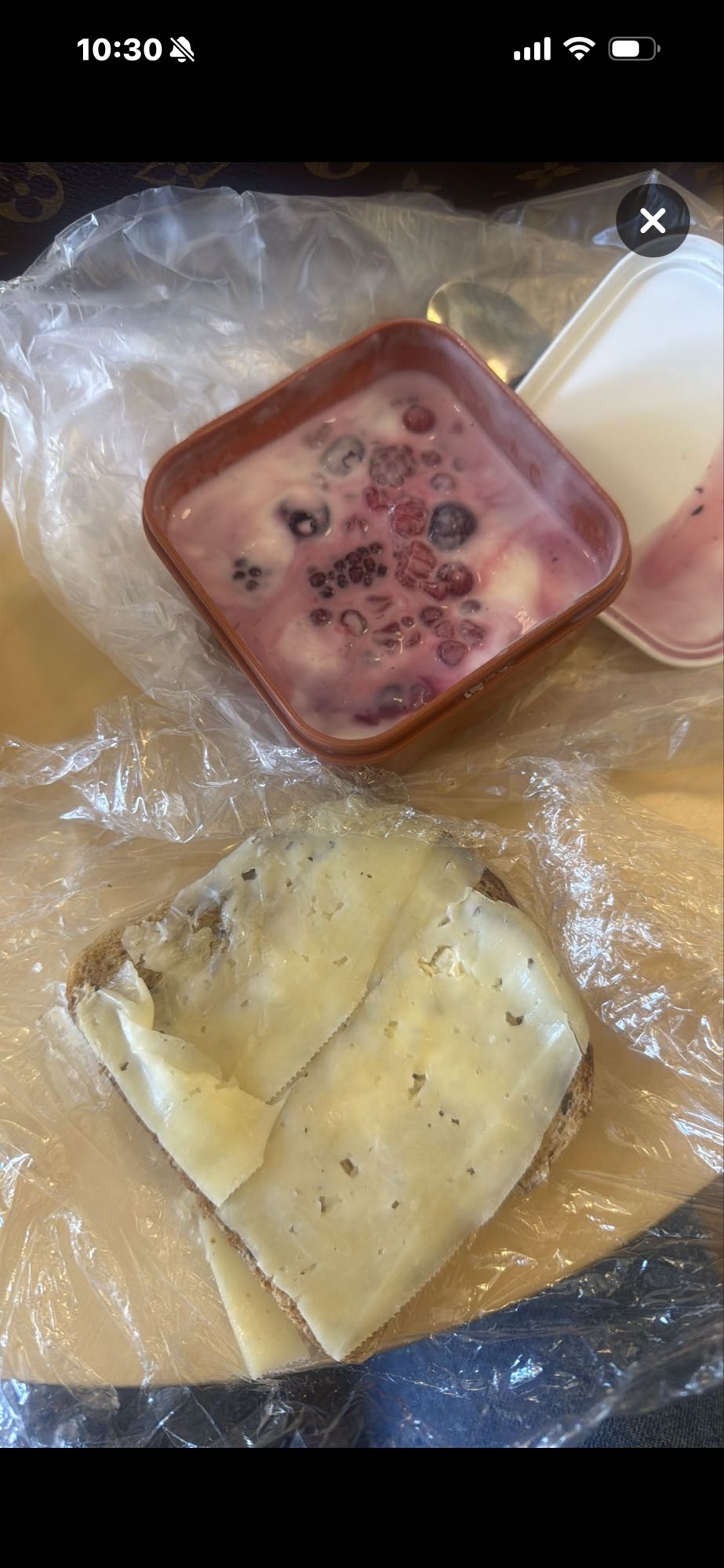 Yoghurt med bär & ostsmörgås