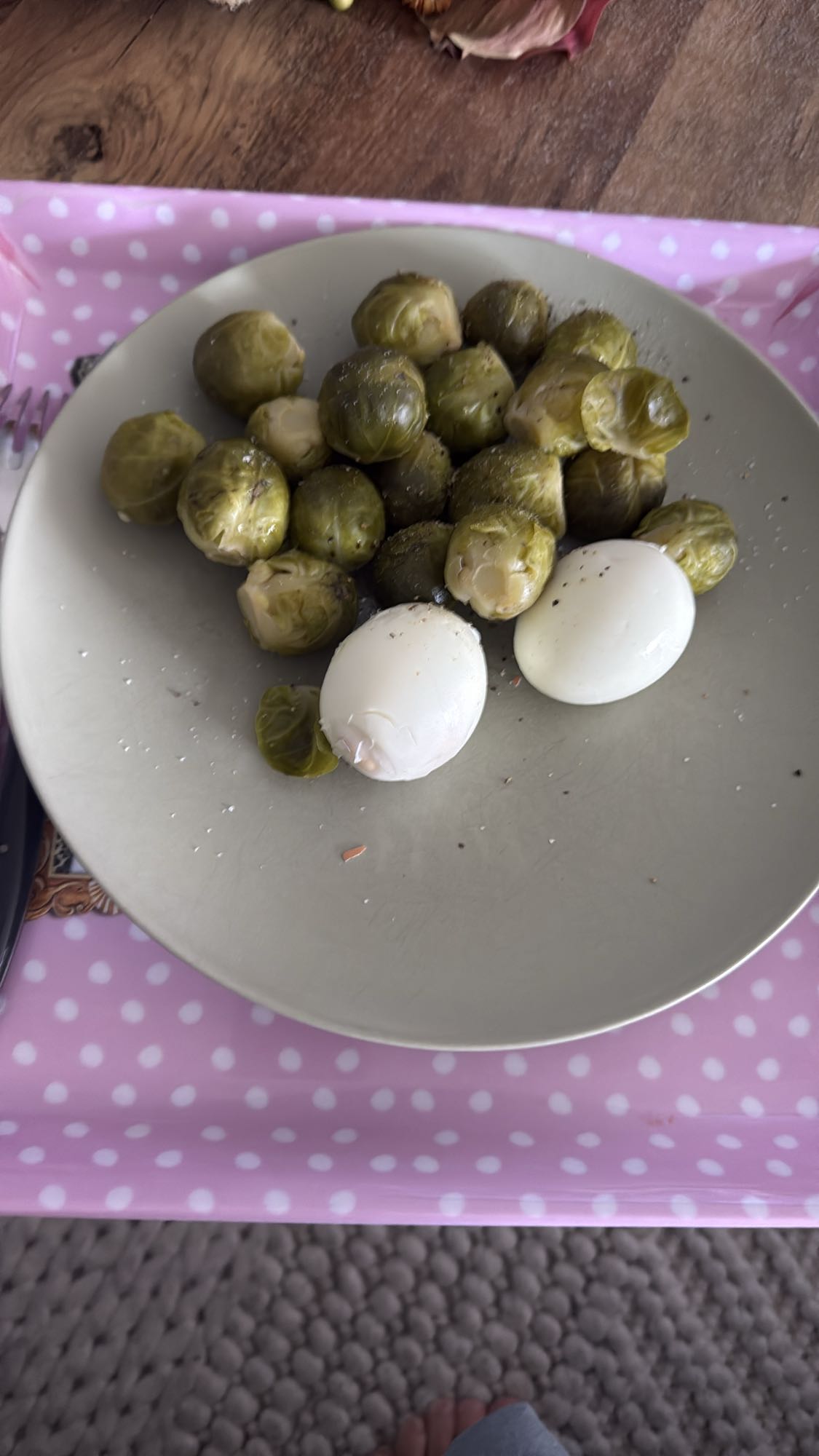 Choux de Bruxelles et œufs