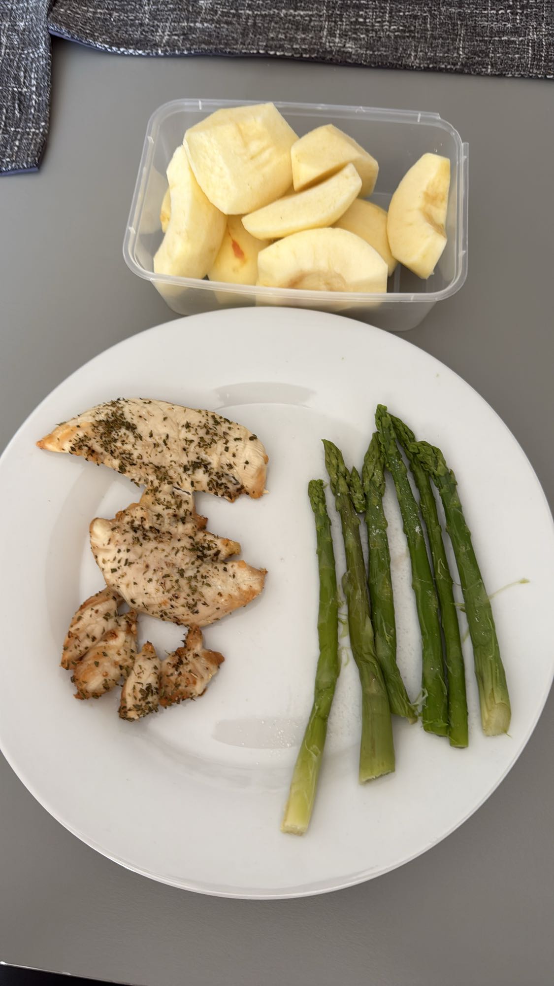 Piept de pui cu sparanghel și mere