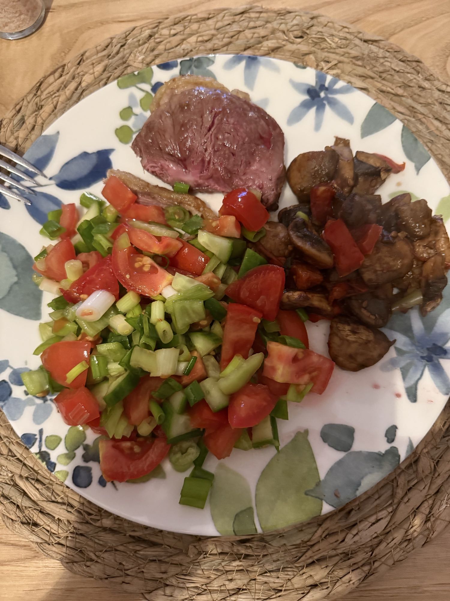 Biftek, mantar ve salata