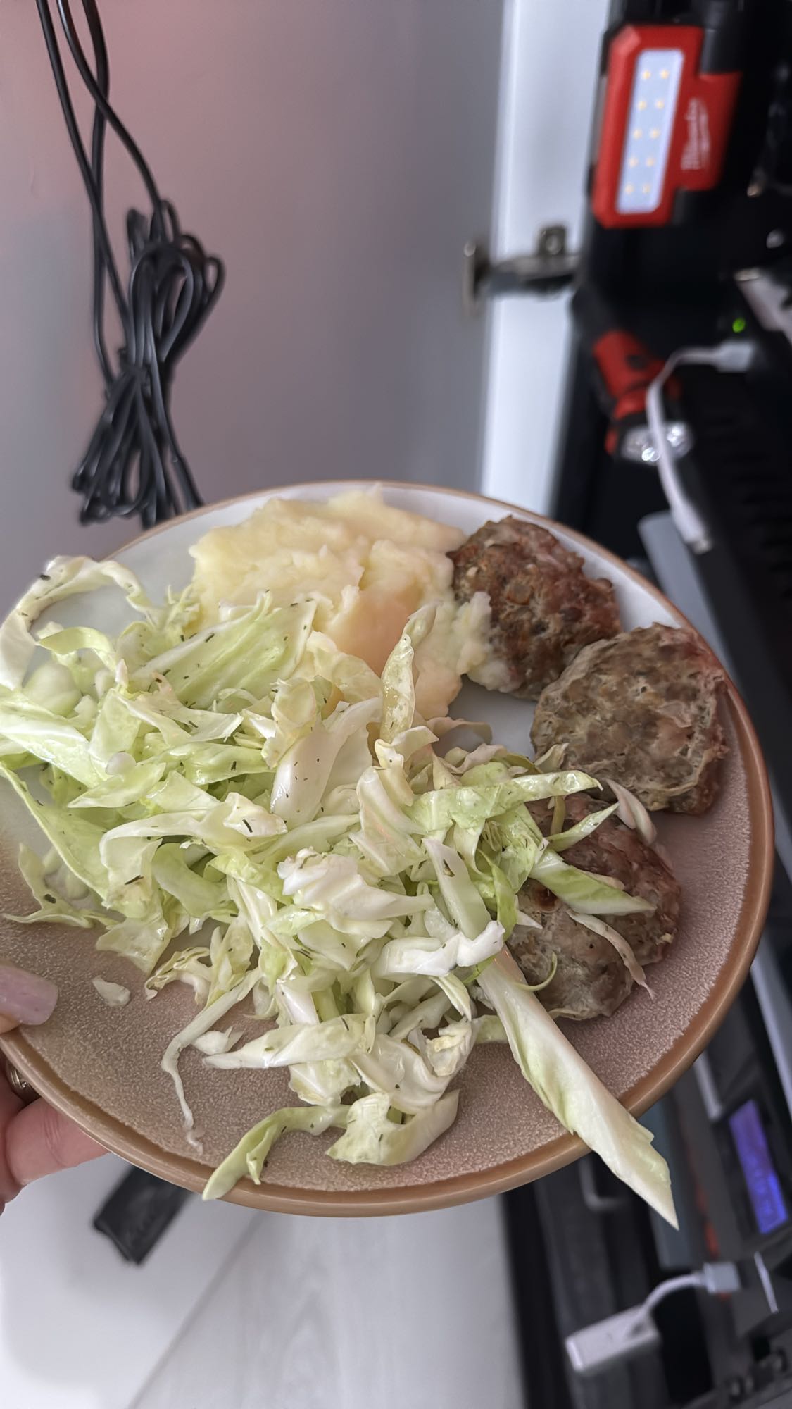 Chiftele cu piure și varză