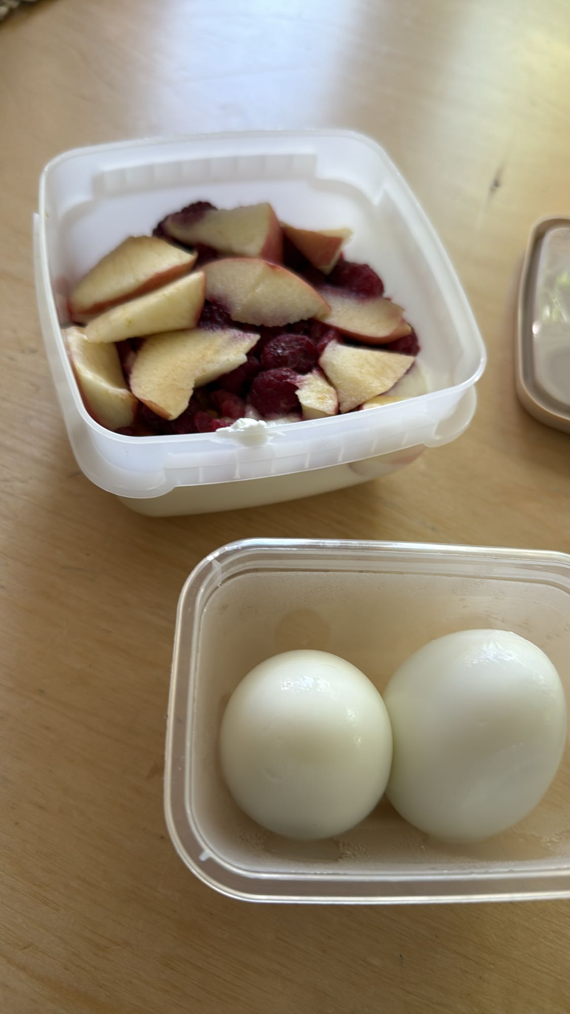 Ägg och frukt med yoghurt