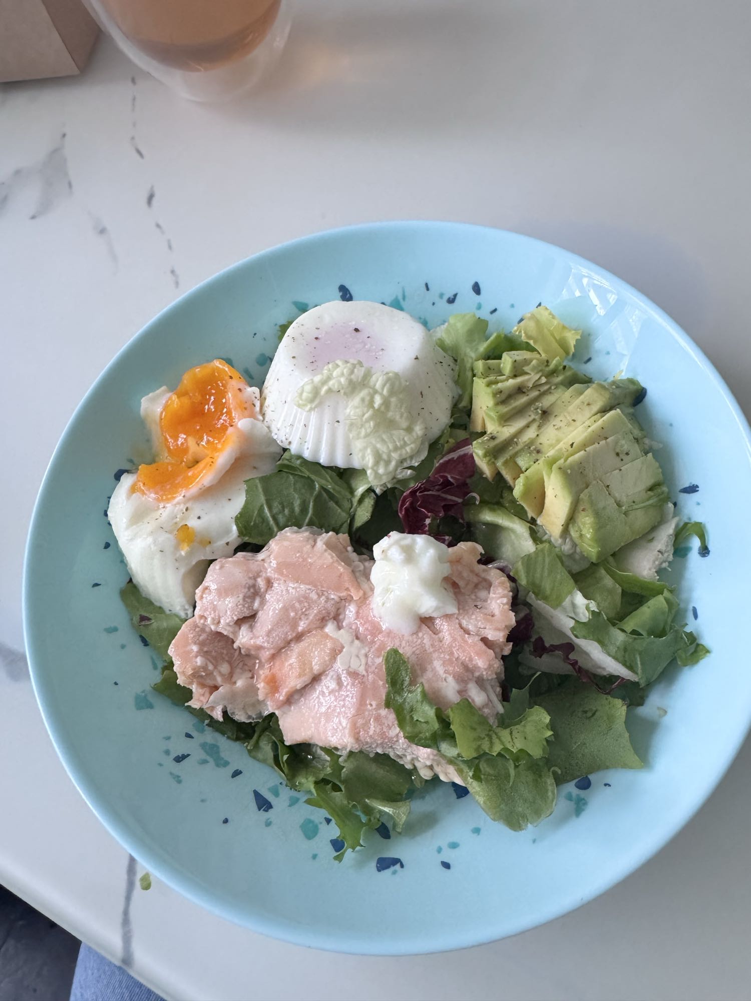 Салат с лососем и яйцом