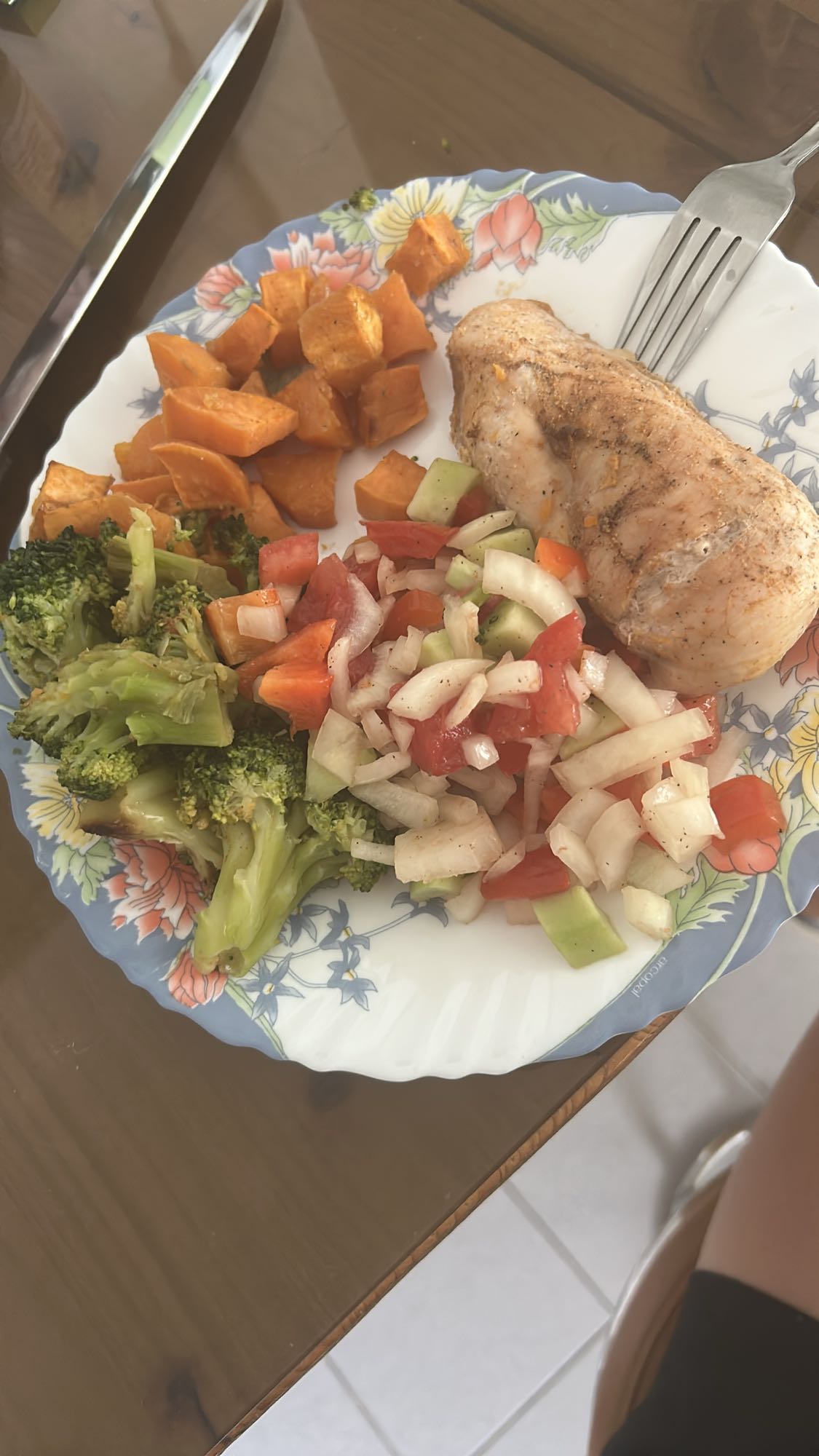 Piept de pui la cuptor cu cartofi dulci, broccoli și salată de legume