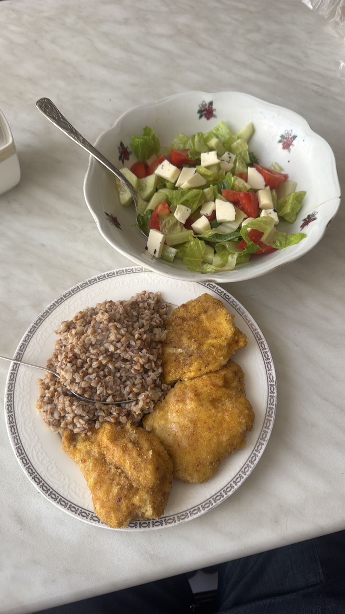 гречка, курица и салат