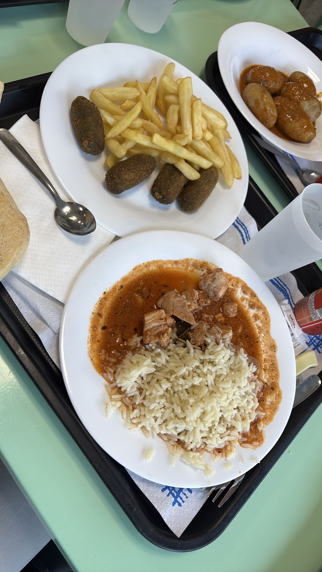 Arroz con carne, croquetas y papas