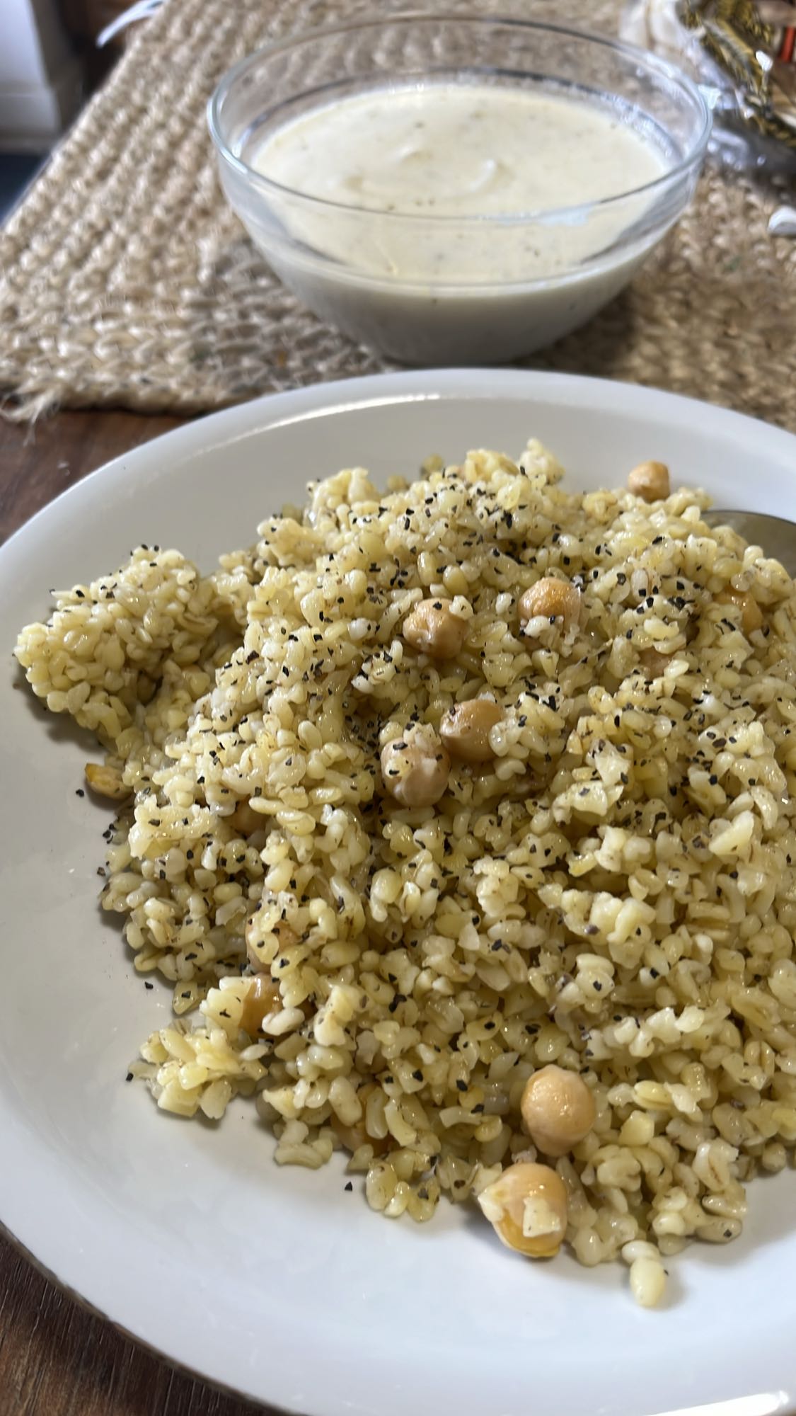 Bulgur pilavı ve yoğurt