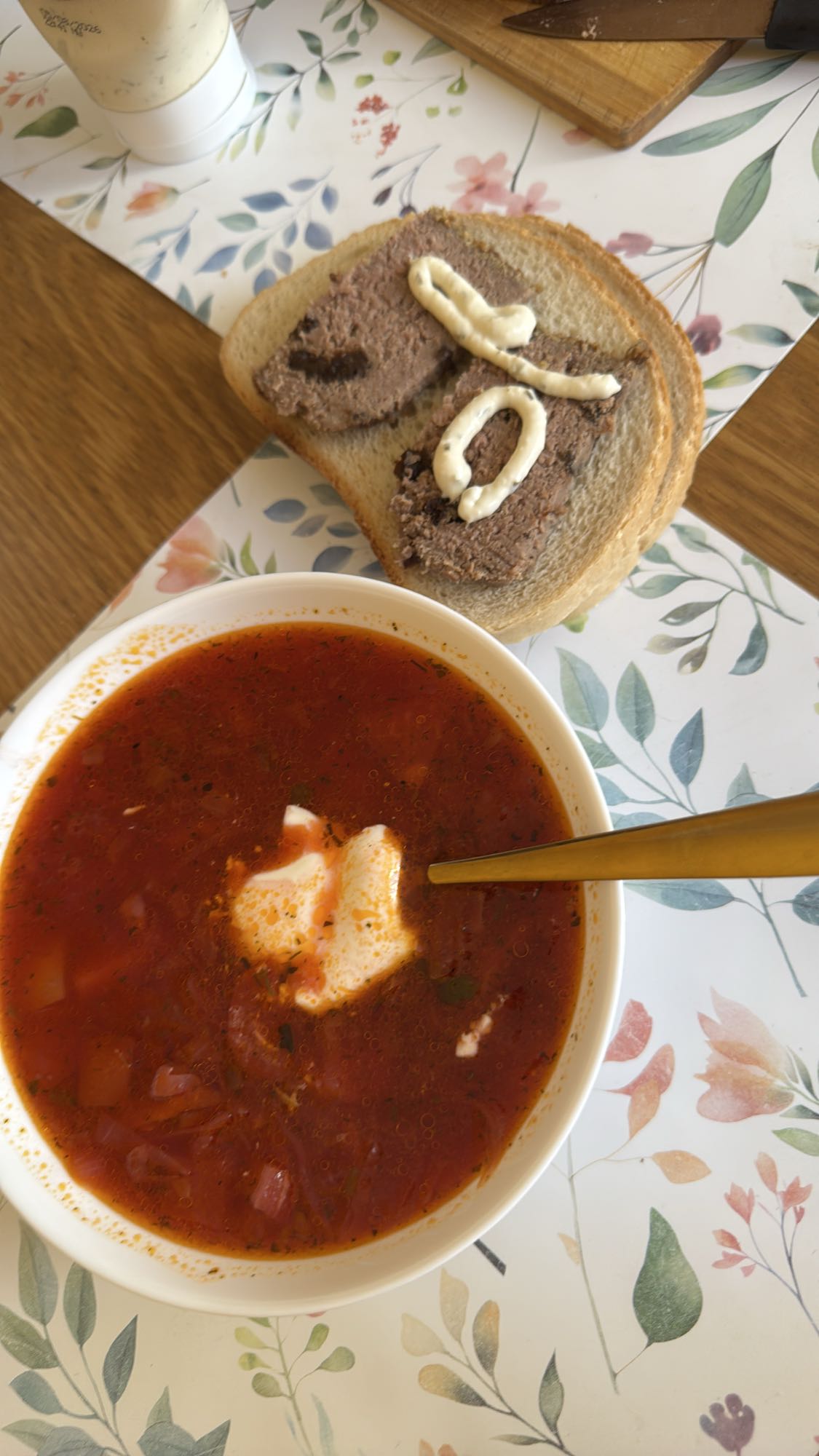 борщ с хлебом и паштетом