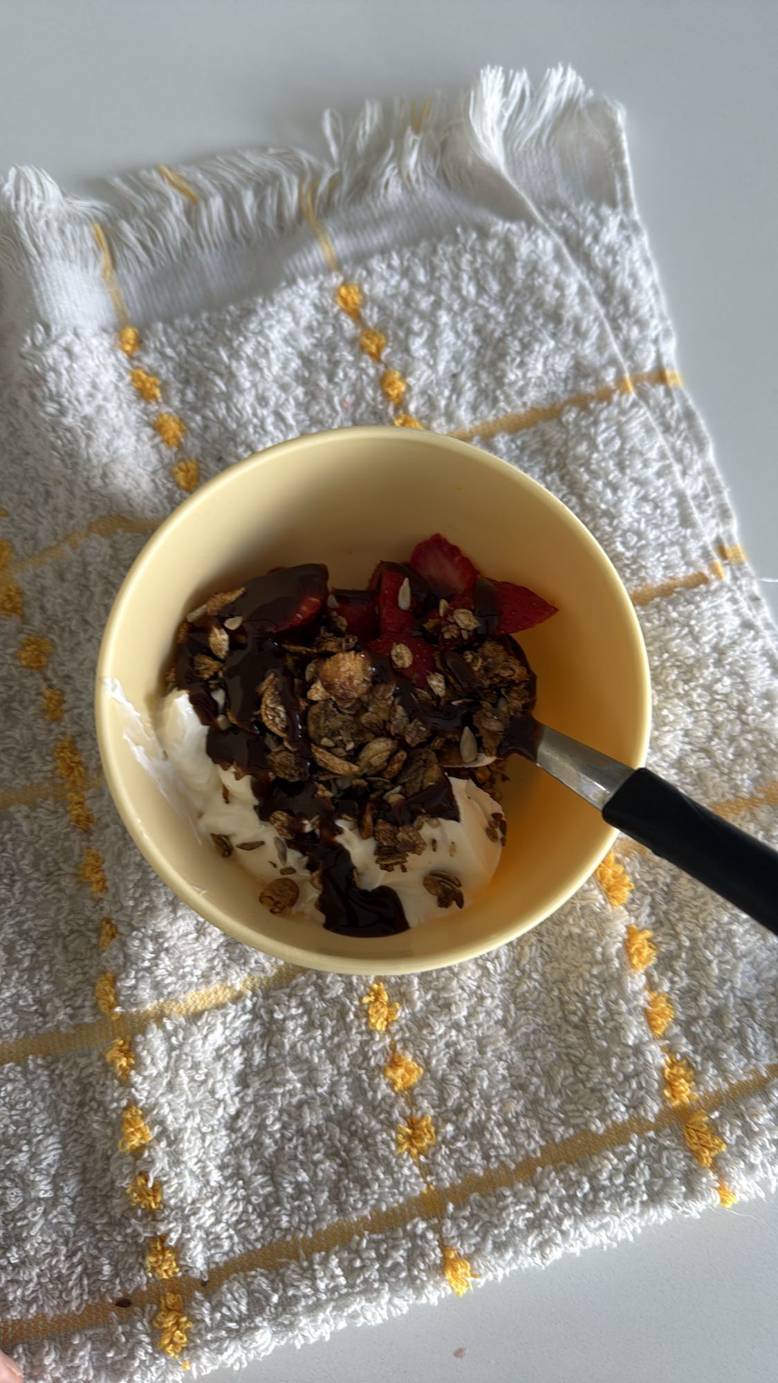 Yogur con granola y fruta