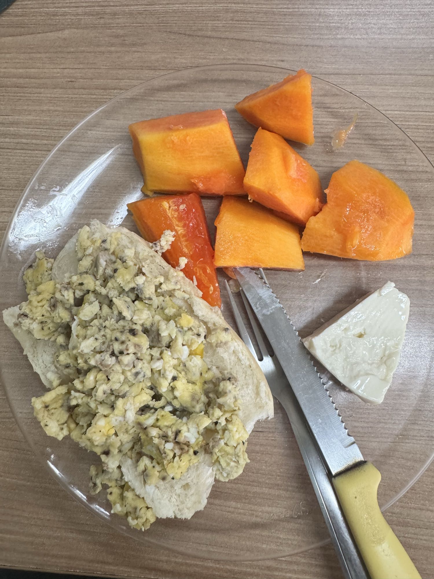 Ovos com pão e mamão