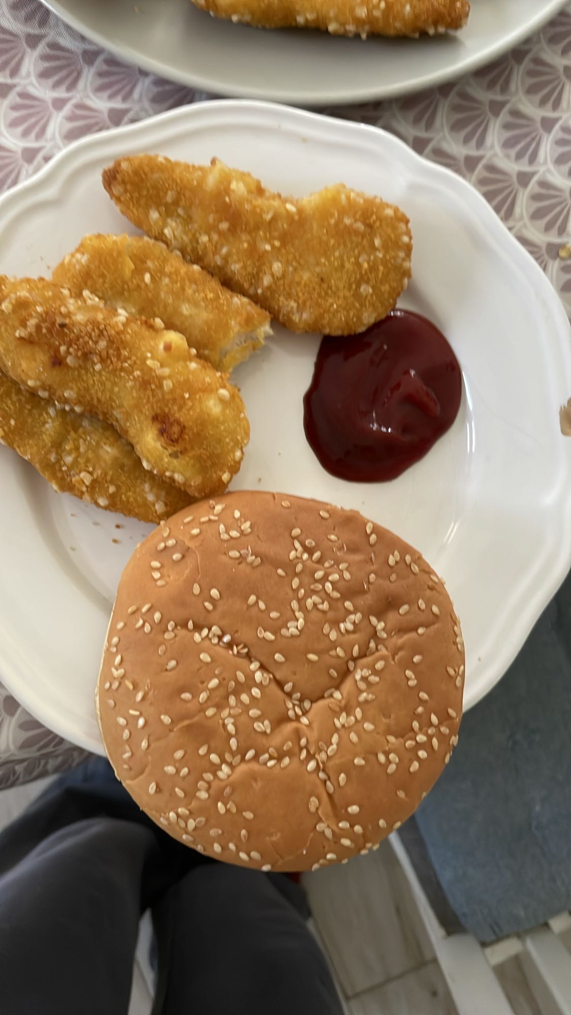 Burger cu nuggets și ketchup