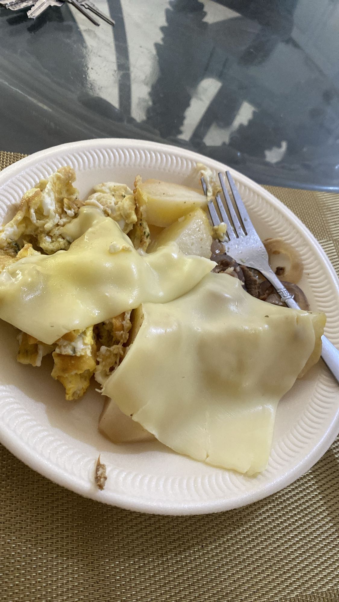 huevos con queso y papas