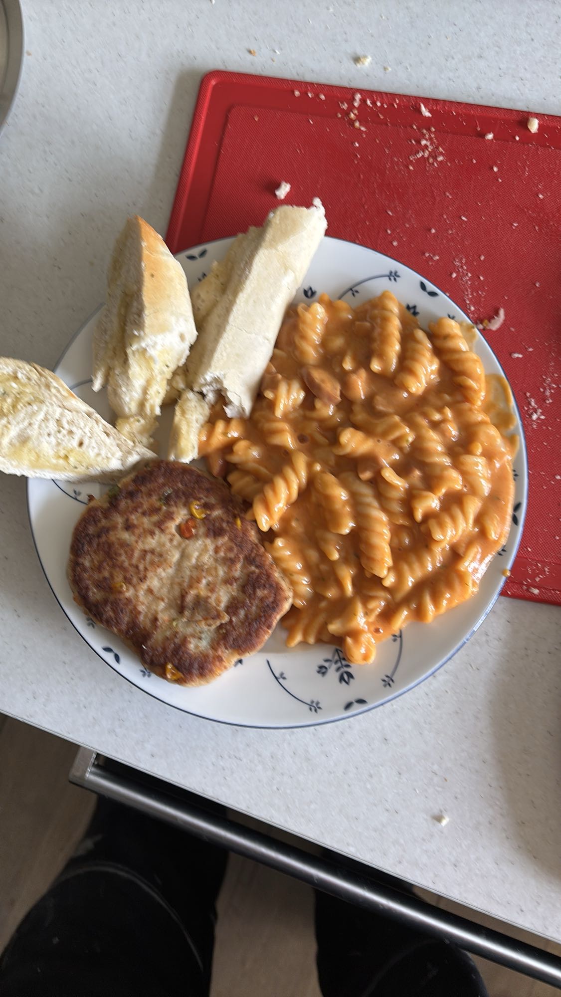 Pasta med brød og burger