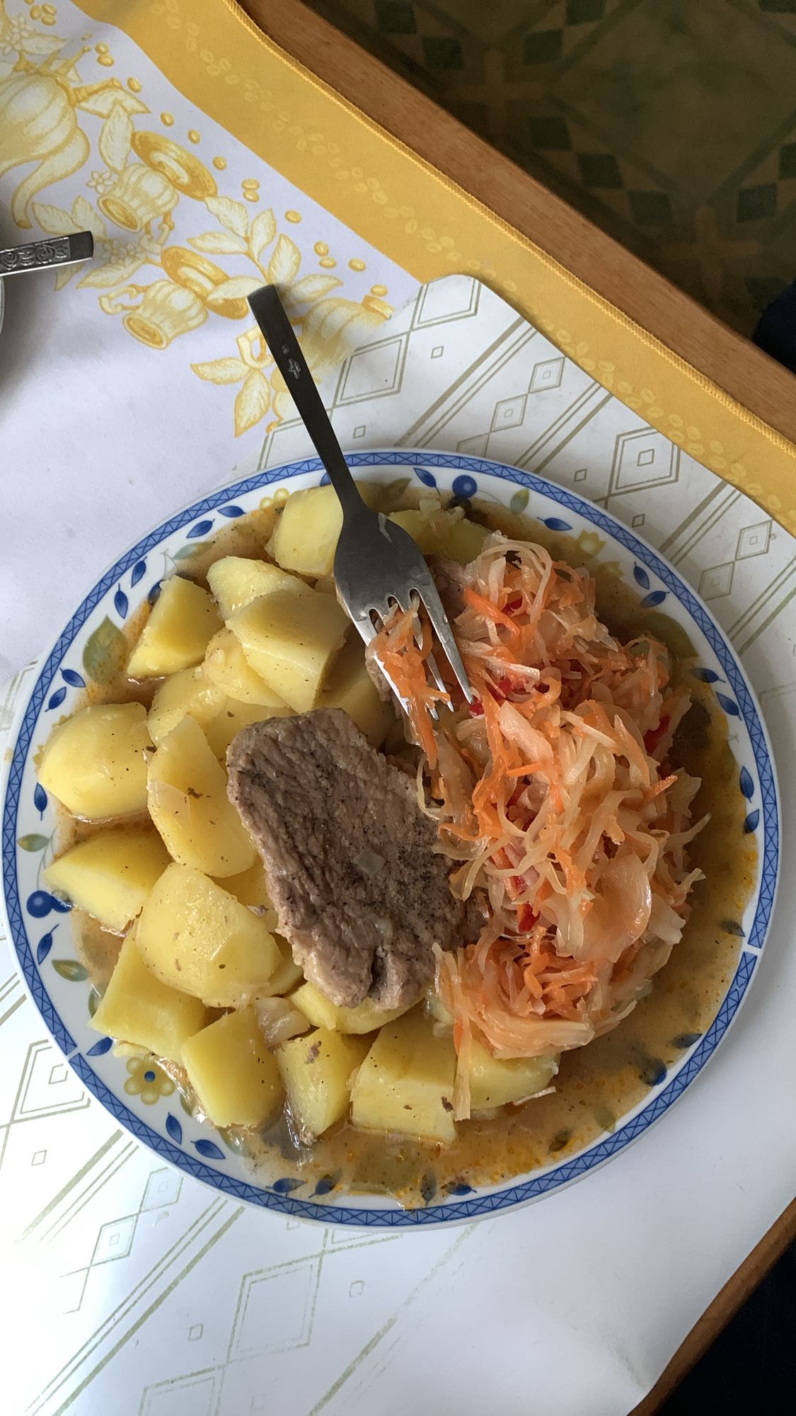 Ziemniaki z mięsem i surówką