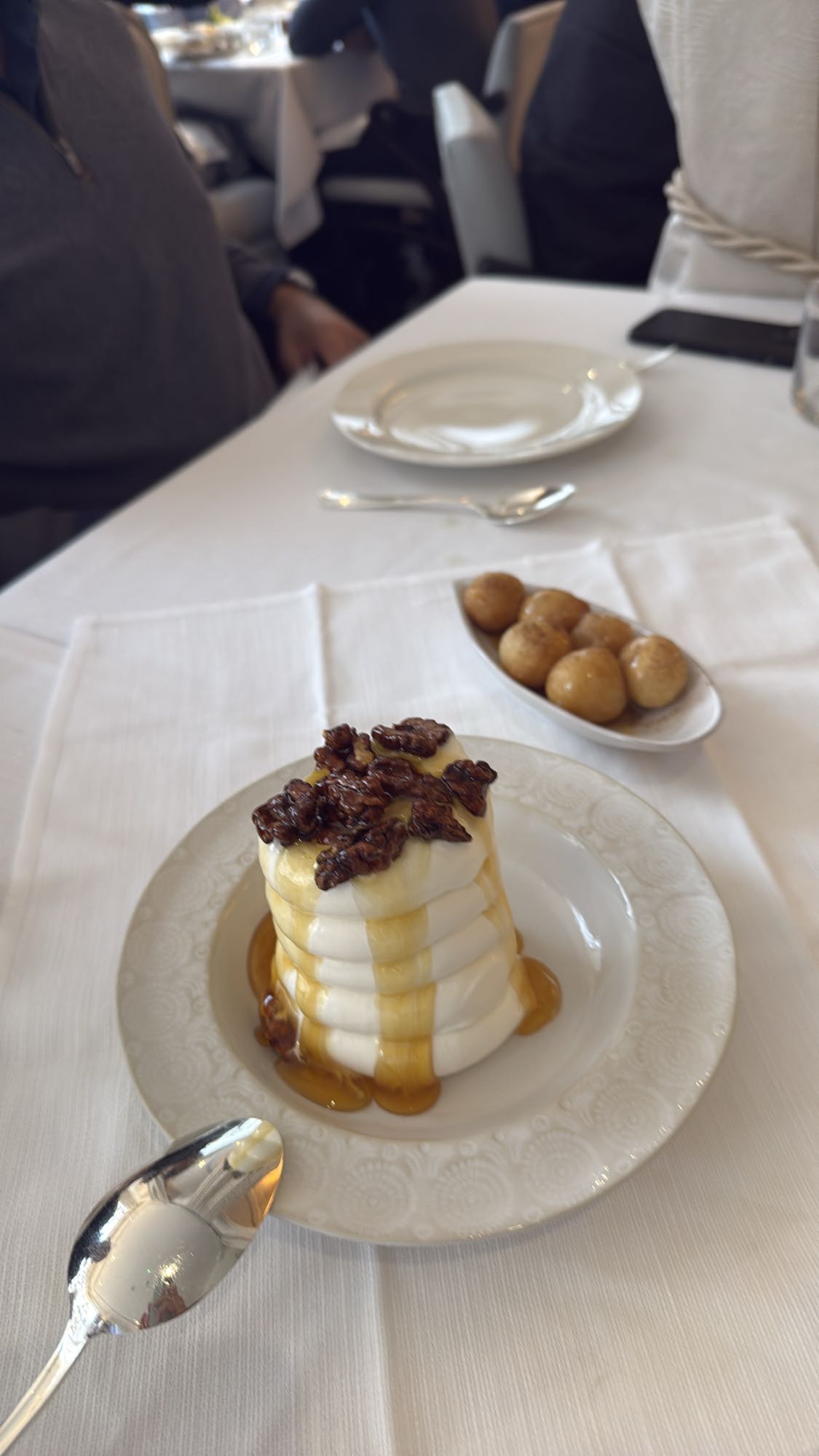 Postre de yogur con nueces y miel