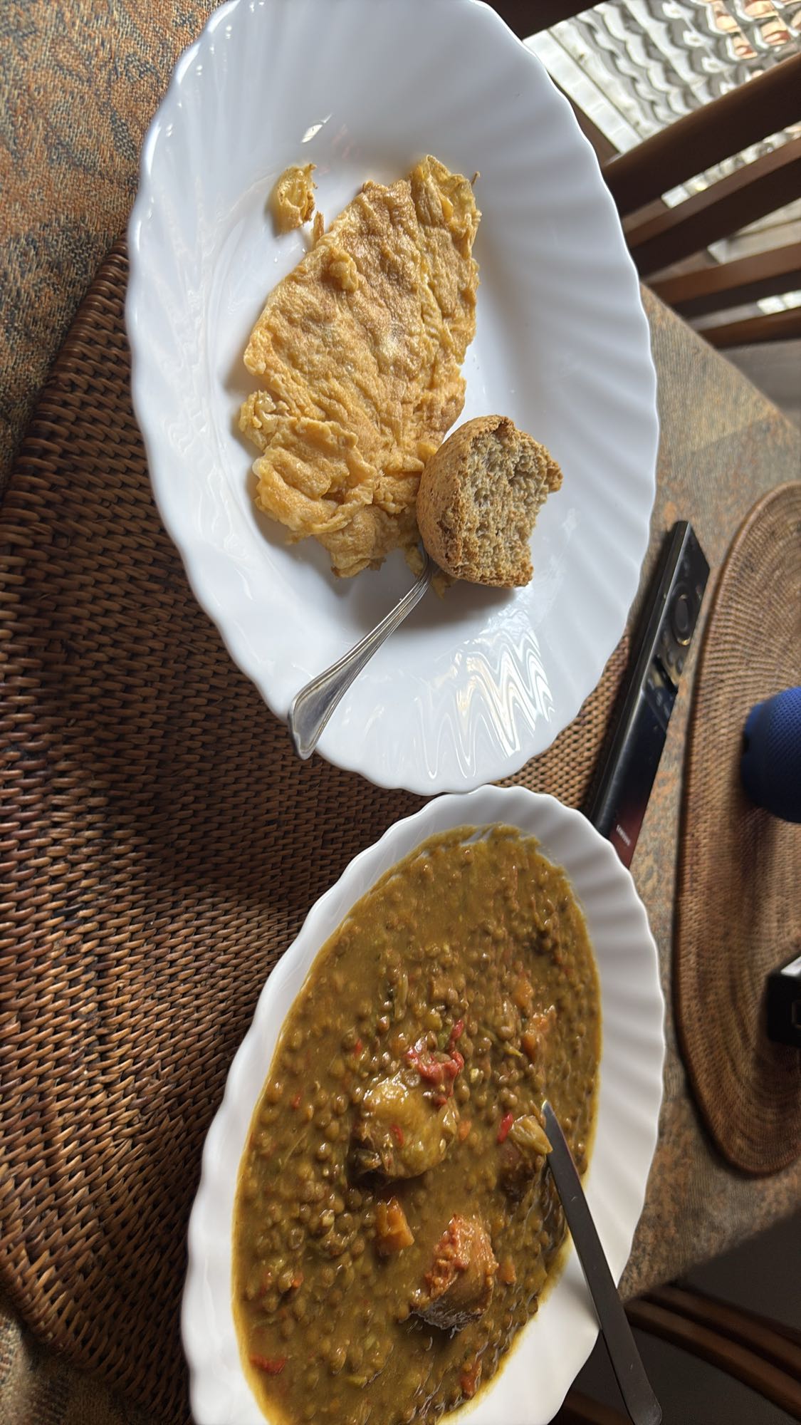 Lentejas con tortilla y pan