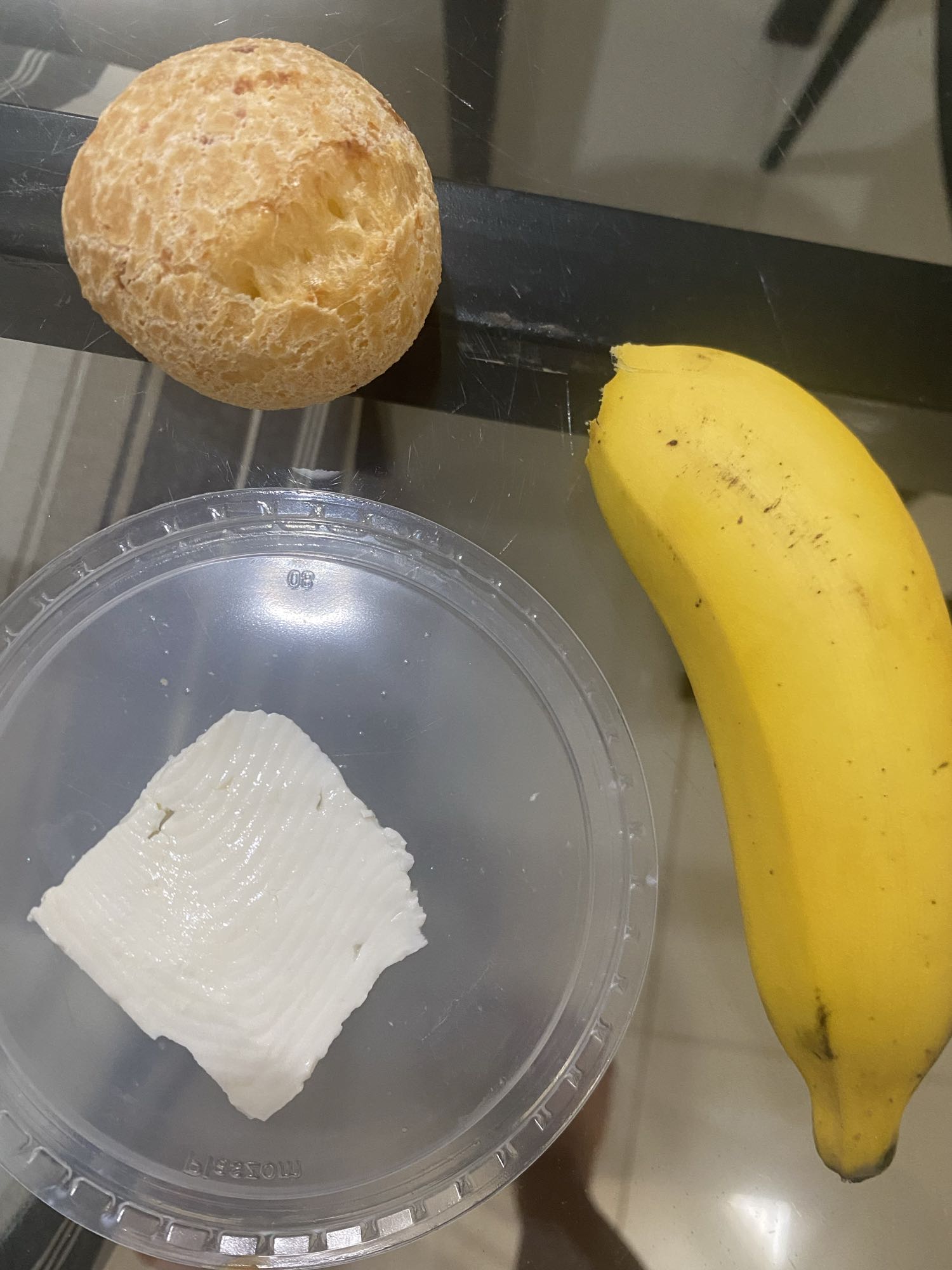 Café simples com pão de queijo