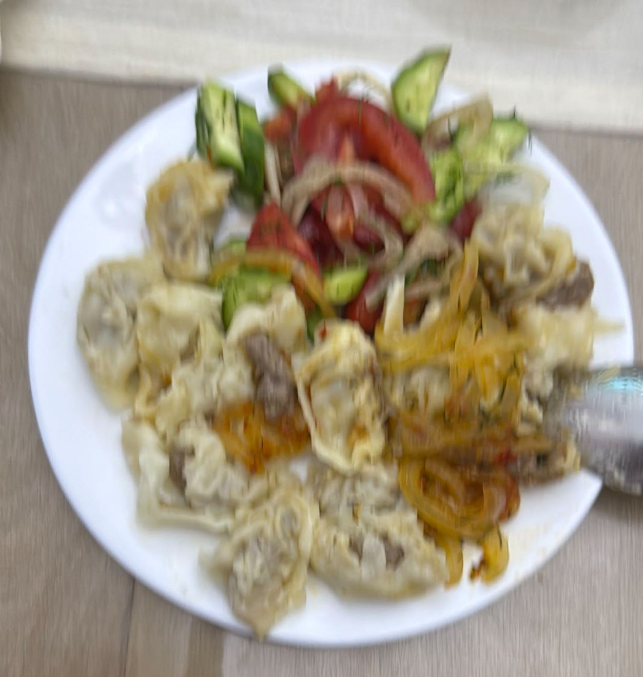 манты с салатом