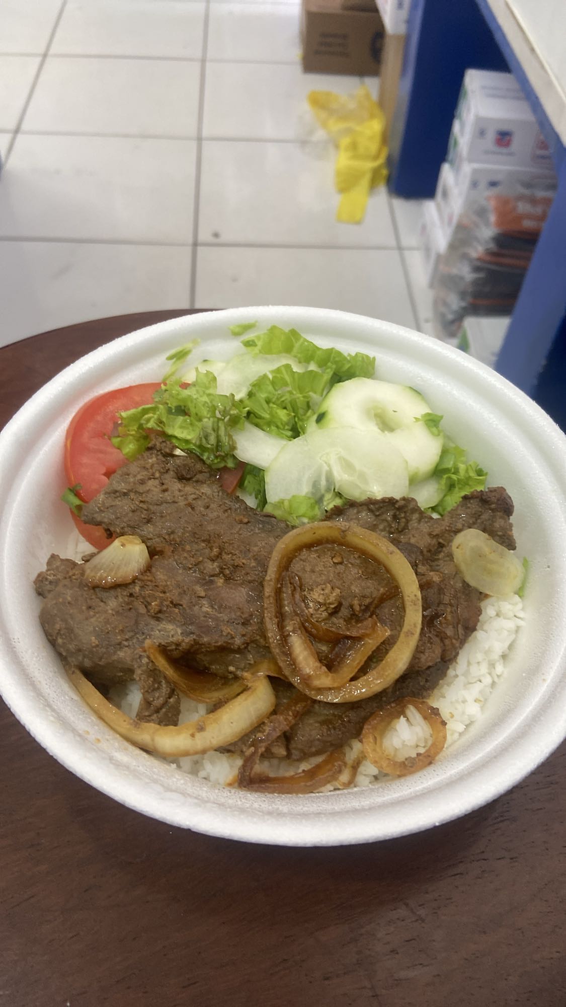 Carne com arroz e salada