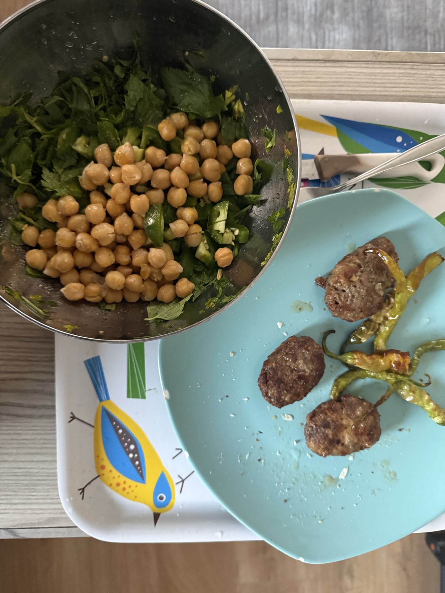 Nohutlu salata ve köfte