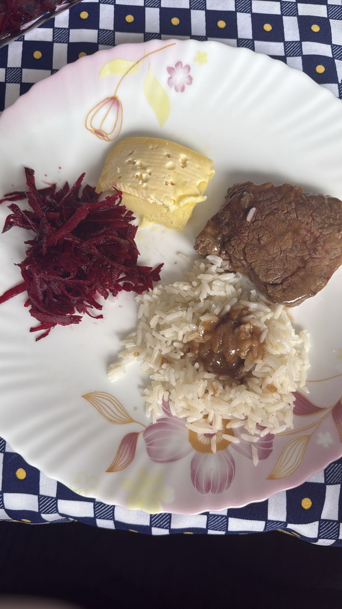 Arroz, carne, beterraba e ovo